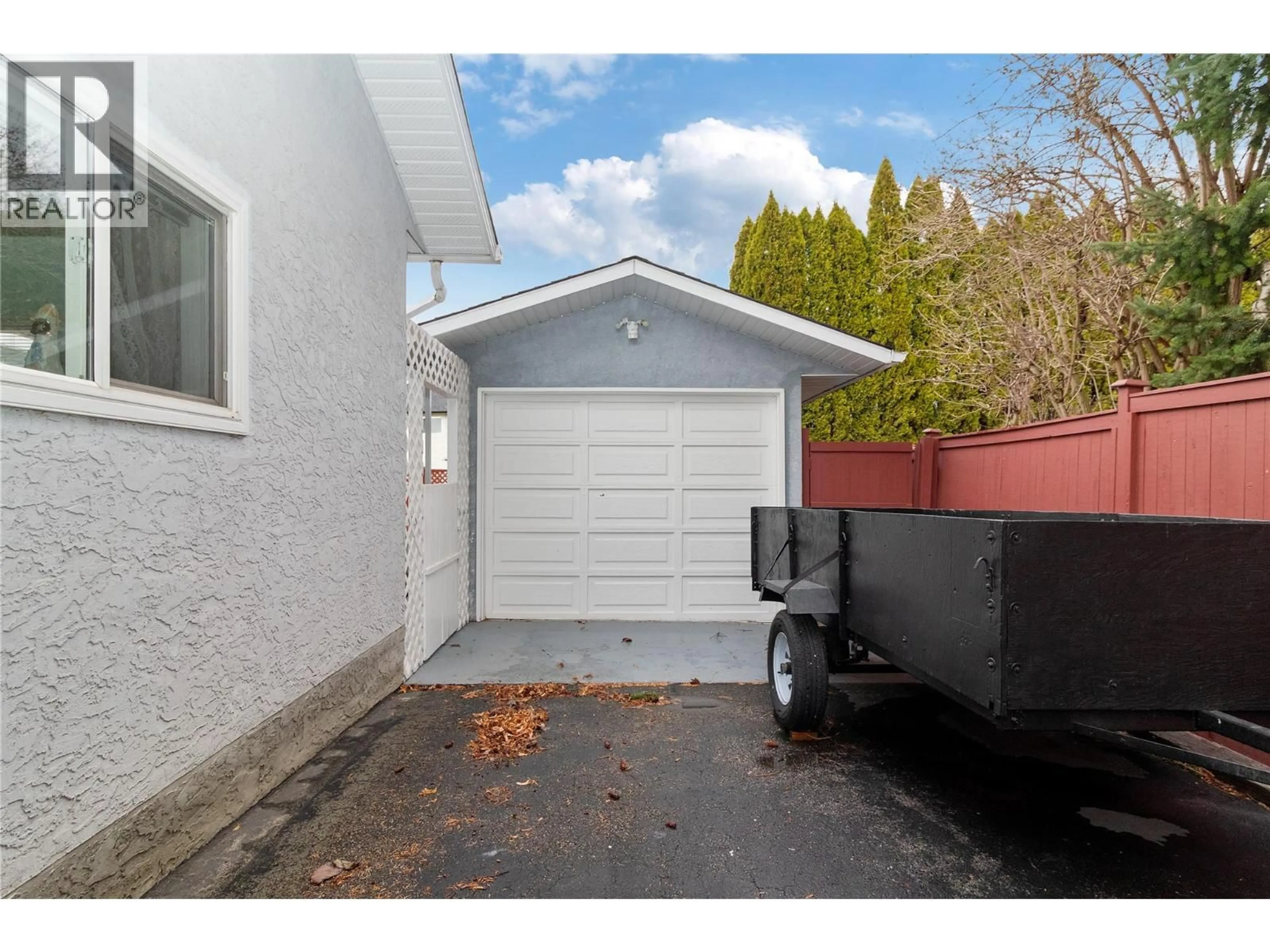 Indoor garage for 680 RICHARDS ROAD, Kelowna British Columbia V1X2X6