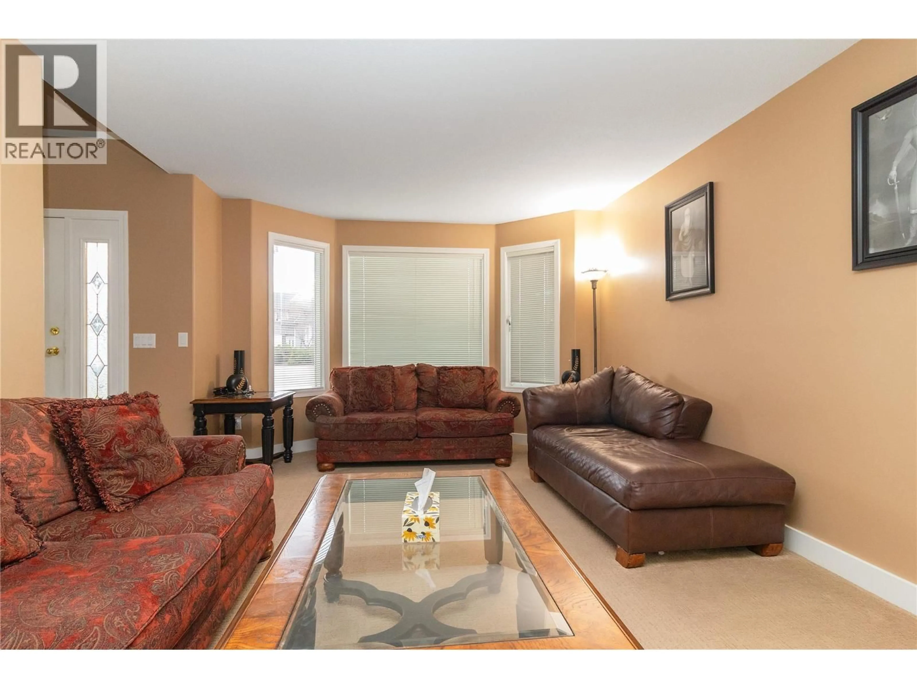 Living room with furniture, wood/laminate floor for 680 RICHARDS ROAD, Kelowna British Columbia V1X2X6