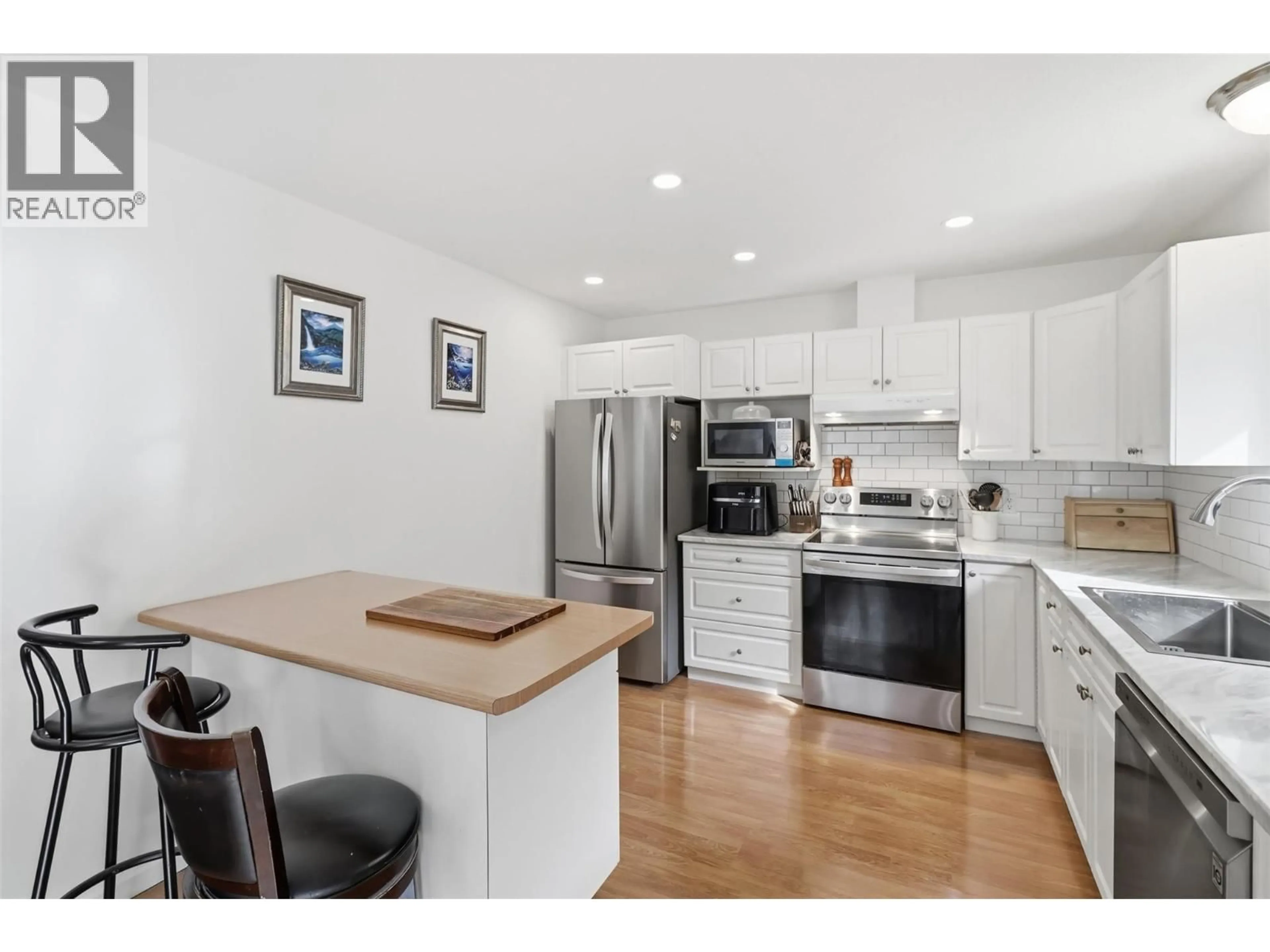 Open concept kitchen, wood/laminate floor for 39 - 255 PEMBERTON TERRACE, Kamloops British Columbia V2C6R2