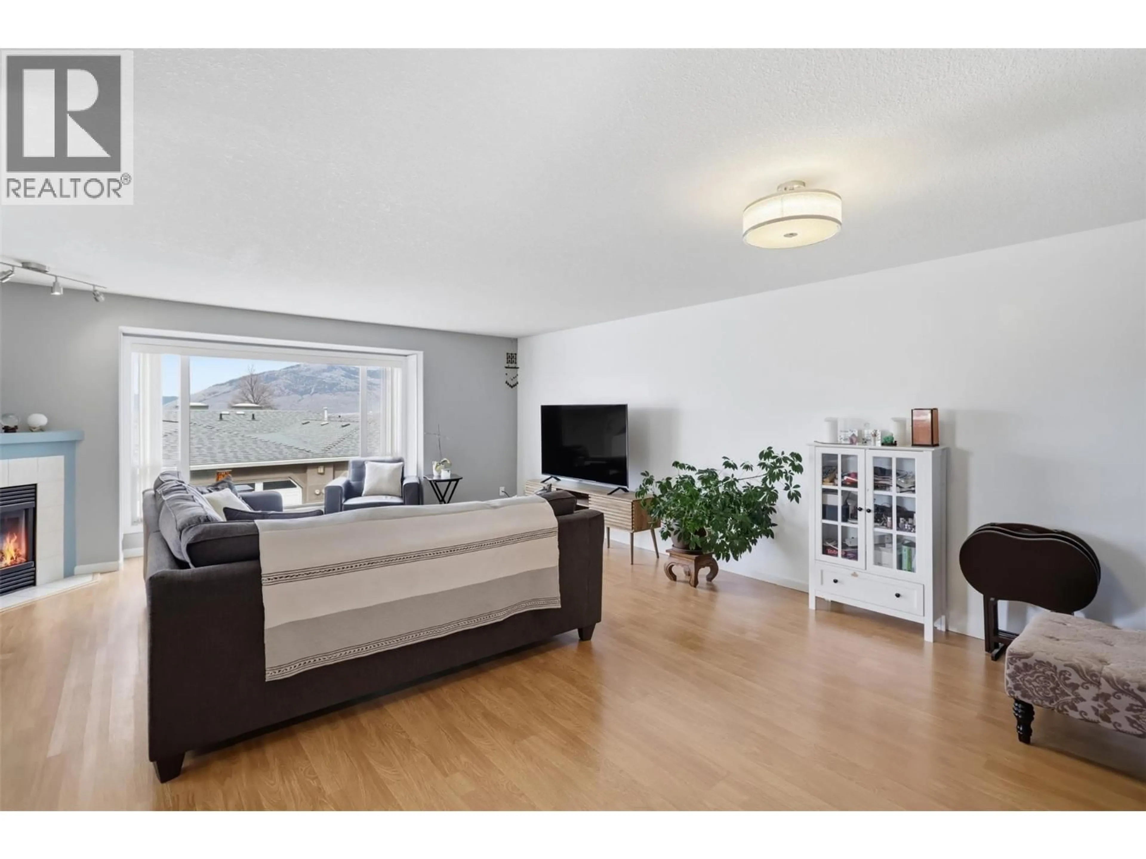 Living room with furniture, wood/laminate floor for 39 - 255 PEMBERTON TERRACE, Kamloops British Columbia V2C6R2