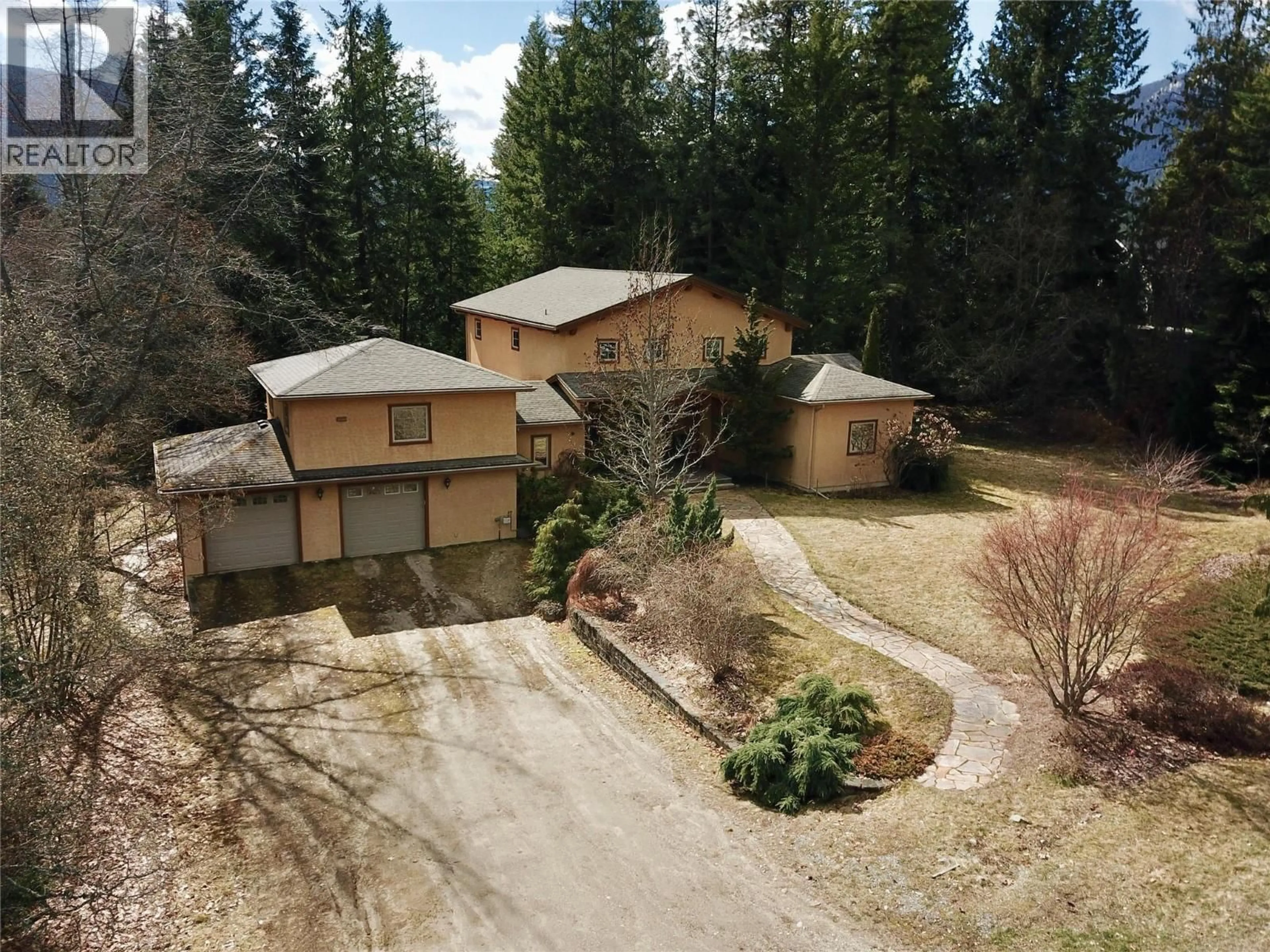 A pic from outside/outdoor area/front of a property/back of a property/a pic from drone, unknown for 3179 HEDDLE ROAD, Nelson British Columbia V1L6M2