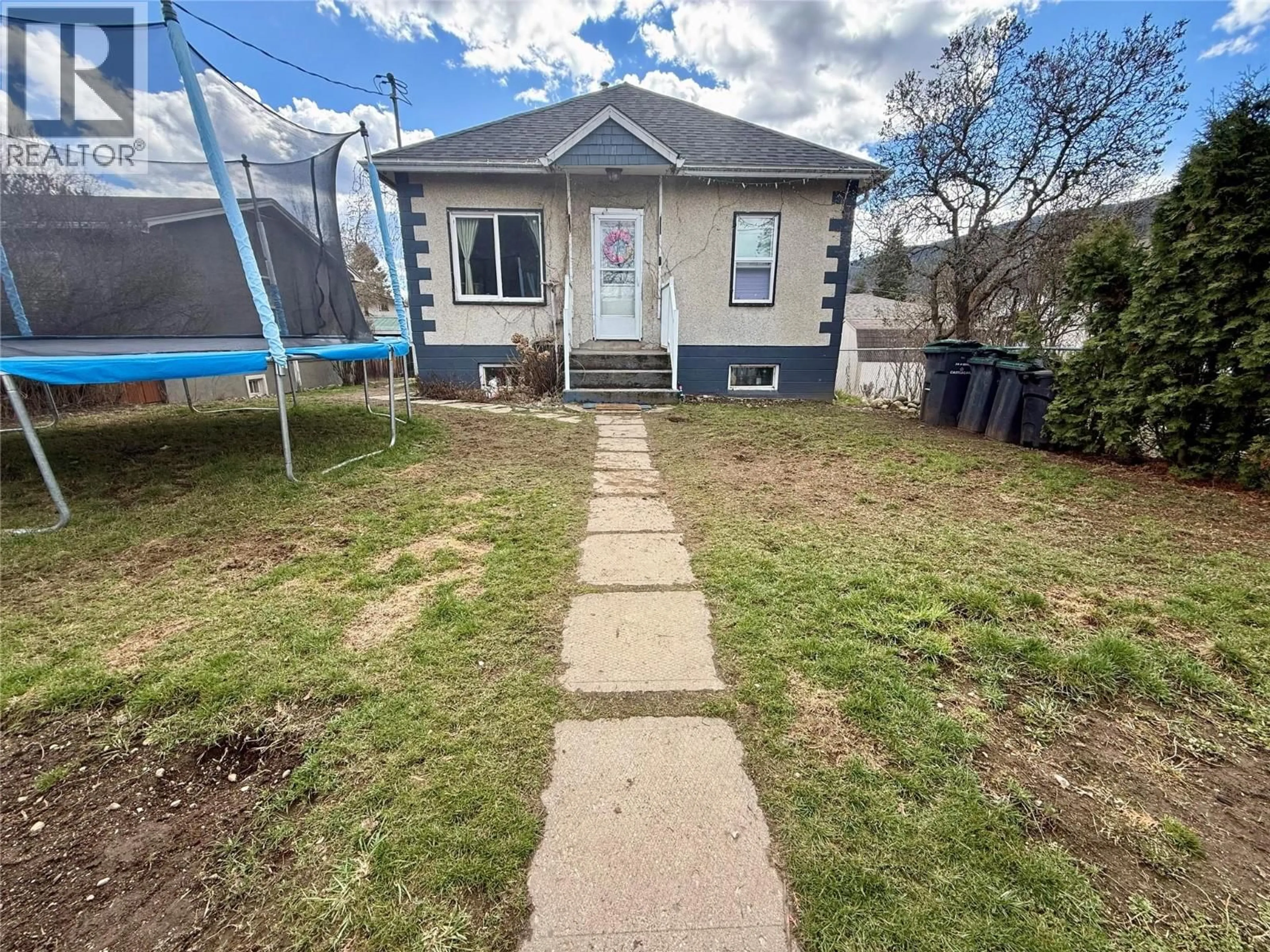 A pic from outside/outdoor area/front of a property/back of a property/a pic from drone, street for 706 2ND STREET, Castlegar British Columbia V1N1Y8