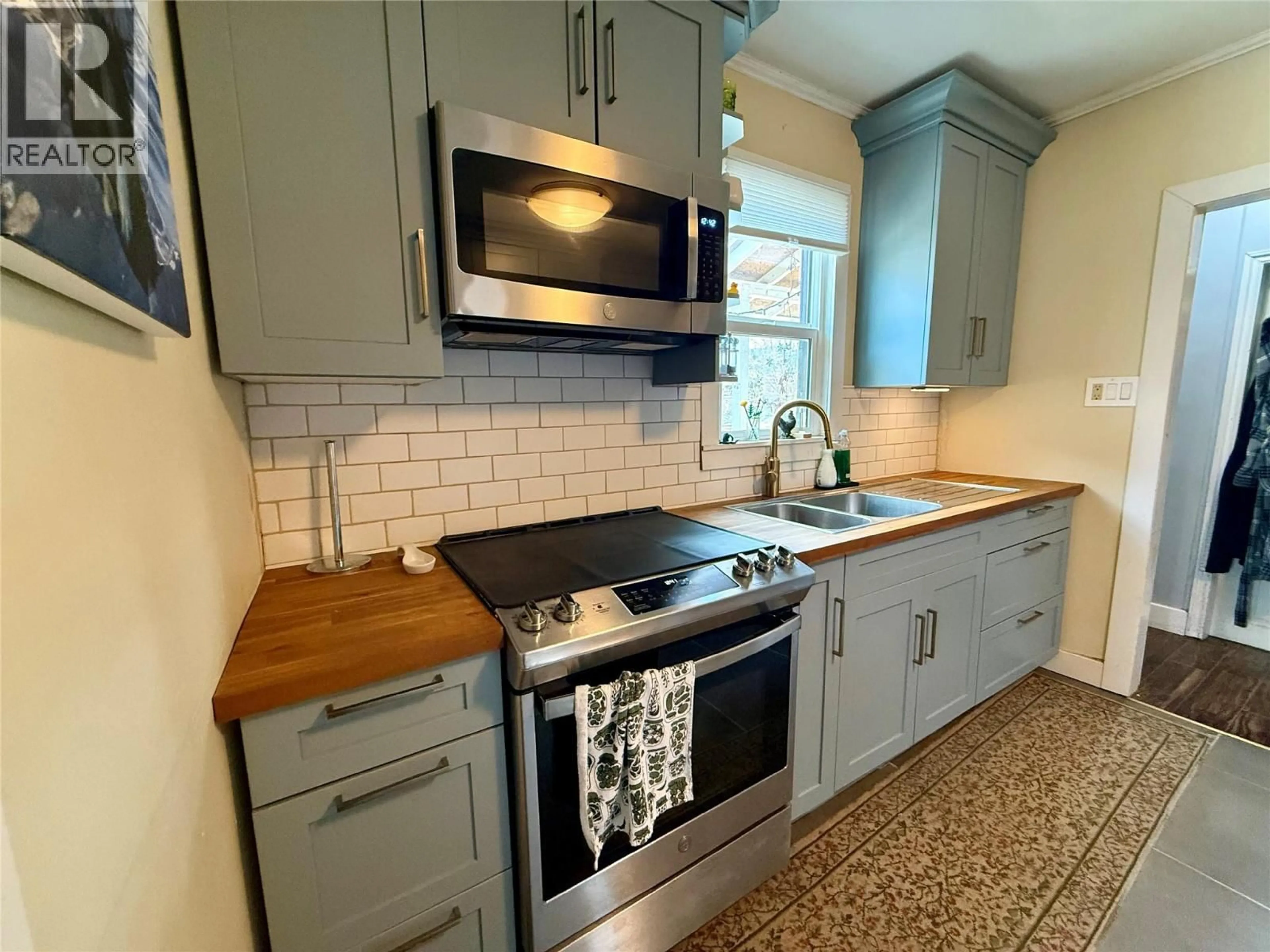 Standard kitchen, ceramic/tile floor for 706 2ND STREET, Castlegar British Columbia V1N1Y8