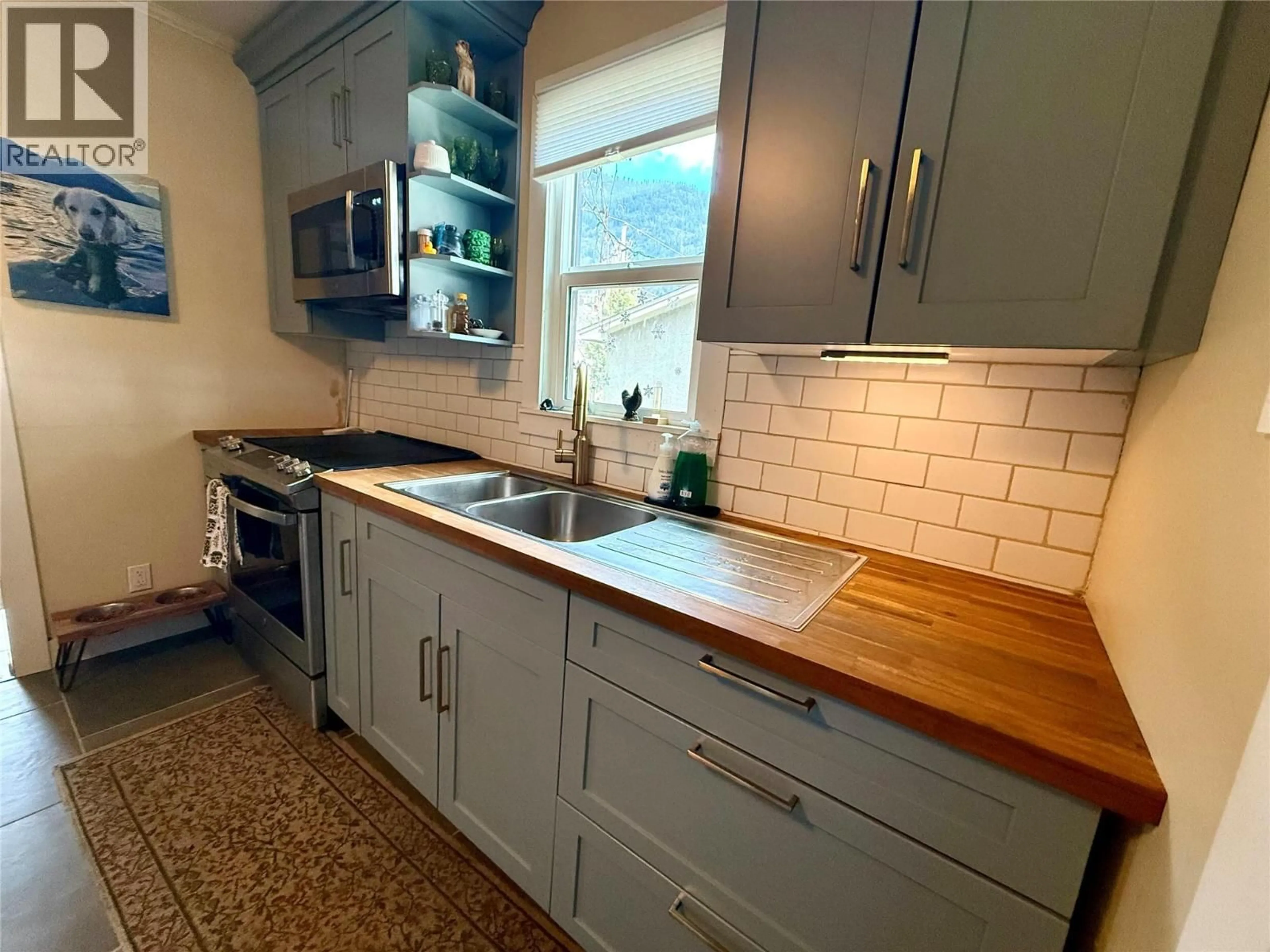 Standard kitchen, ceramic/tile floor for 706 2ND STREET, Castlegar British Columbia V1N1Y8
