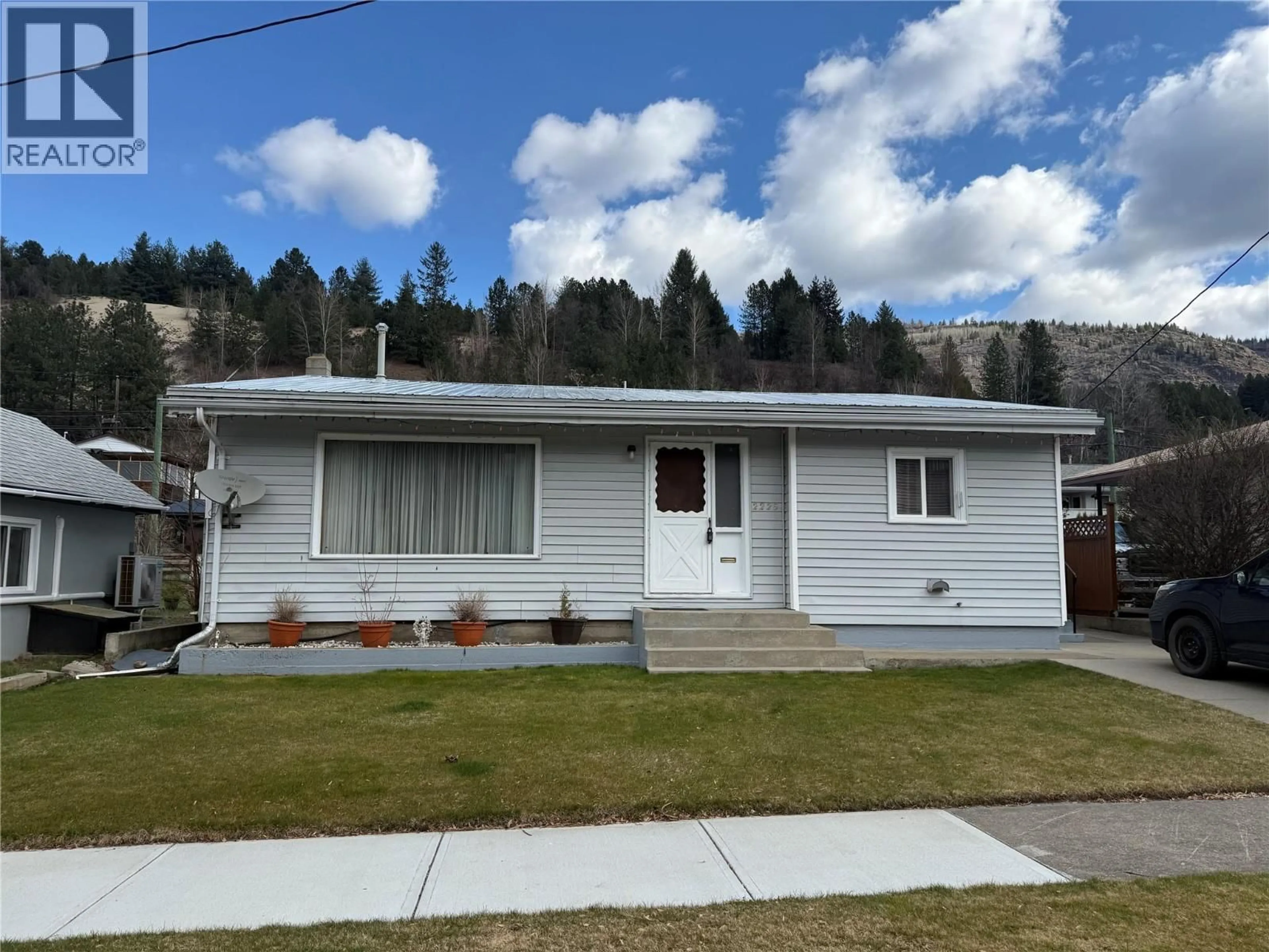 Home with vinyl exterior material, street for 2225 7TH AVENUE, Trail British Columbia V1R3C9