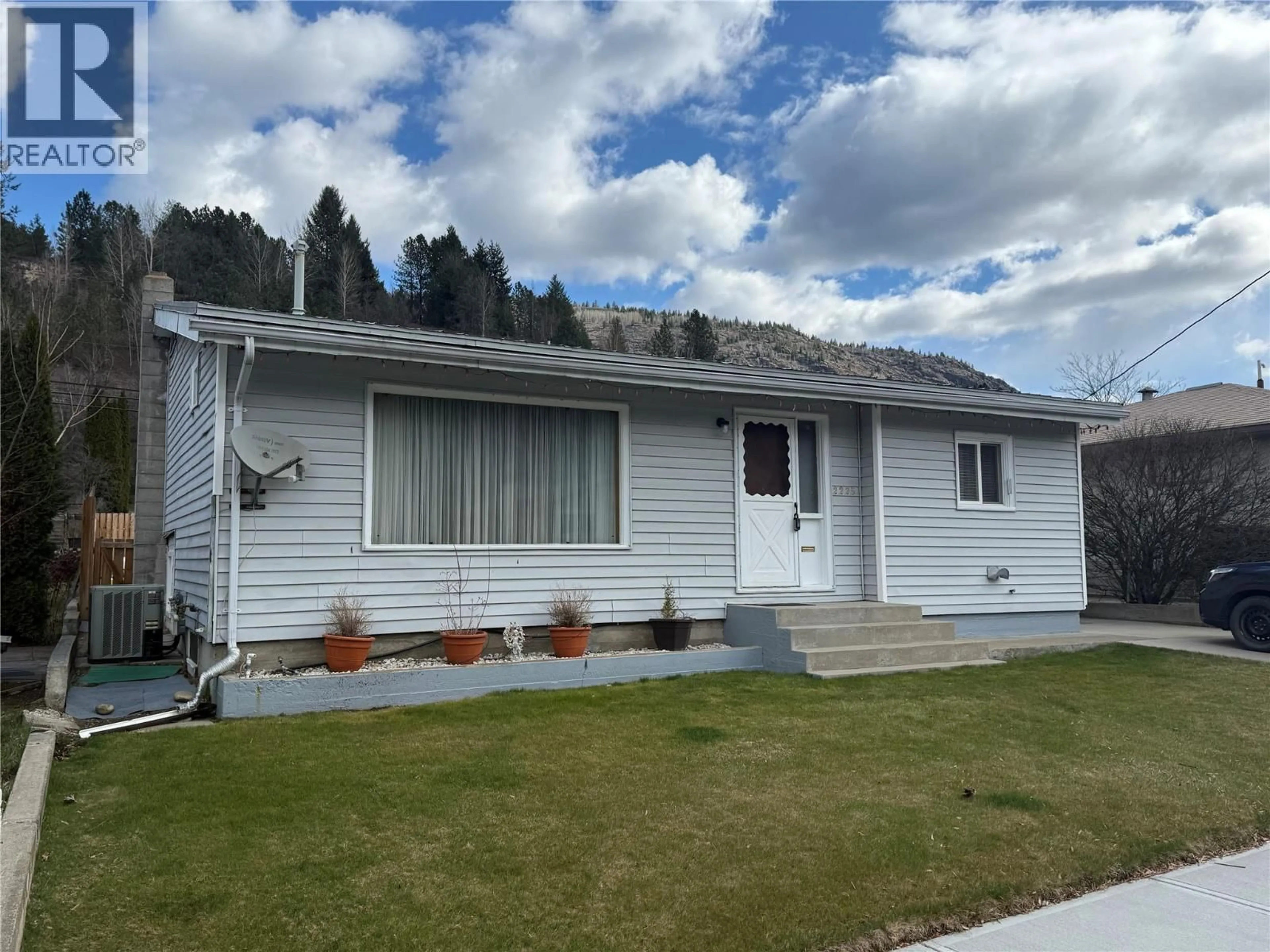 Home with vinyl exterior material, street for 2225 7TH AVENUE, Trail British Columbia V1R3C9