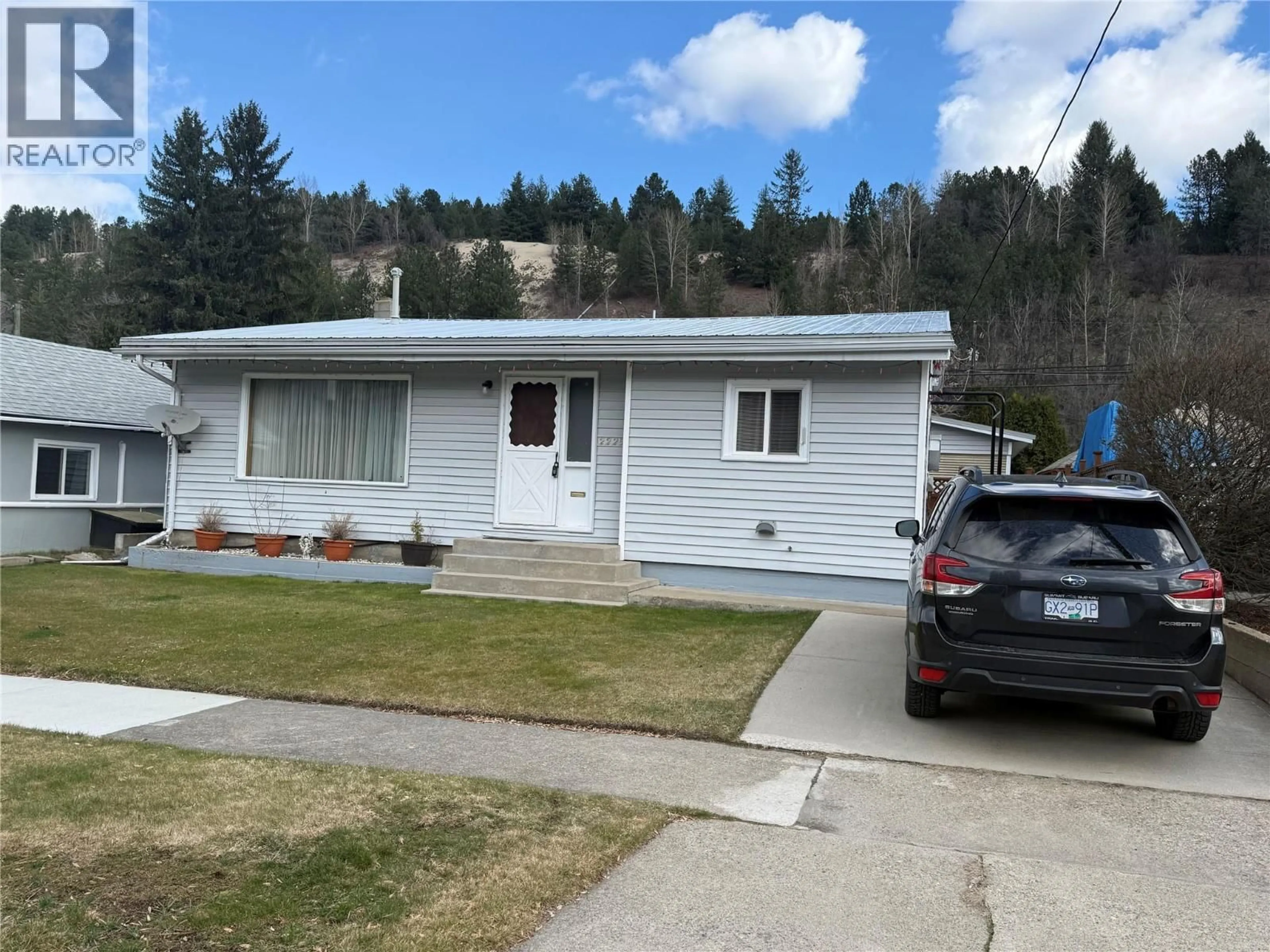 Home with vinyl exterior material, street for 2225 7TH AVENUE, Trail British Columbia V1R3C9