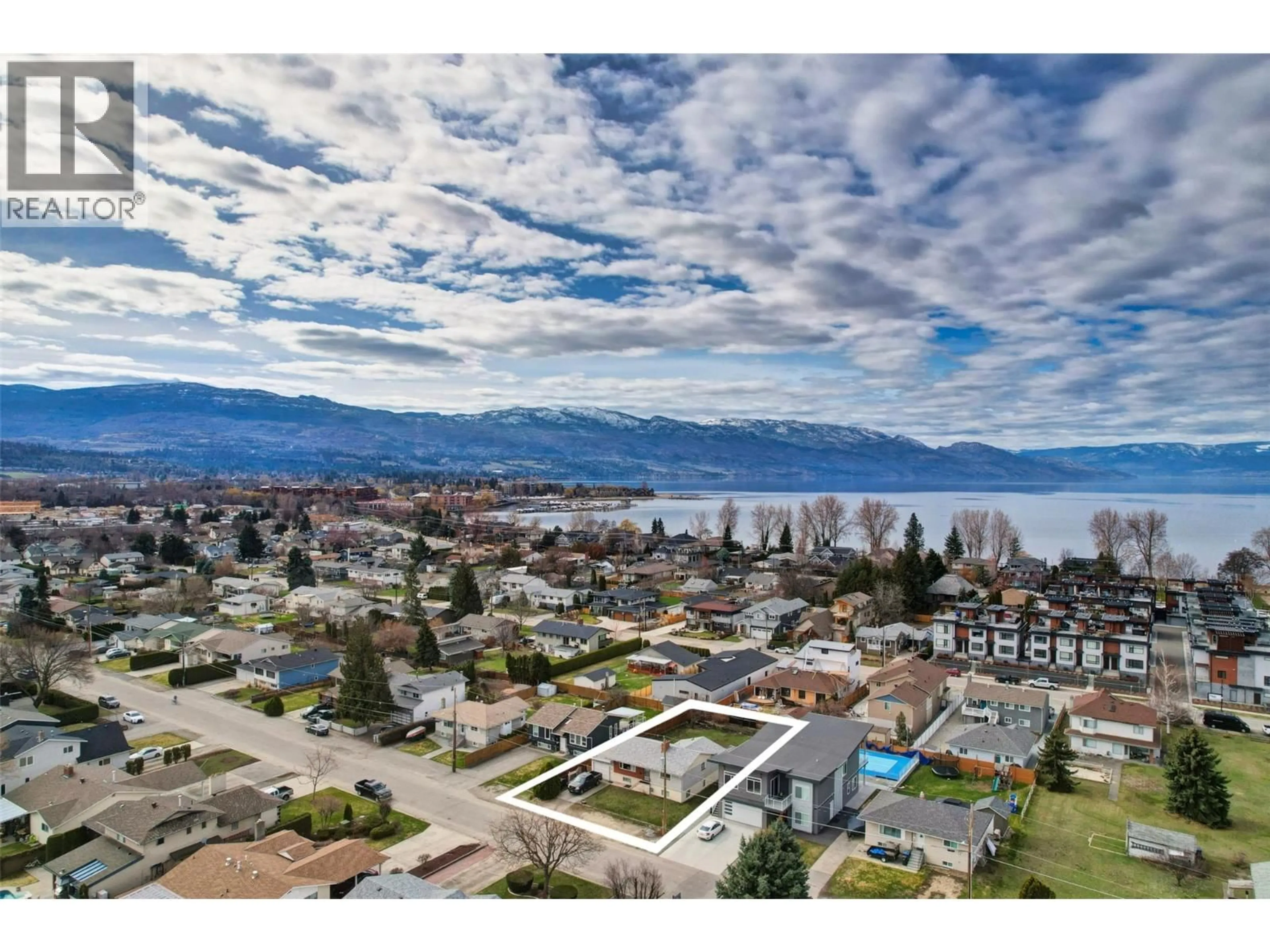 A pic from outside/outdoor area/front of a property/back of a property/a pic from drone, water/lake/river/ocean view for 3524 SCOTT ROAD, Kelowna British Columbia V1W3H6