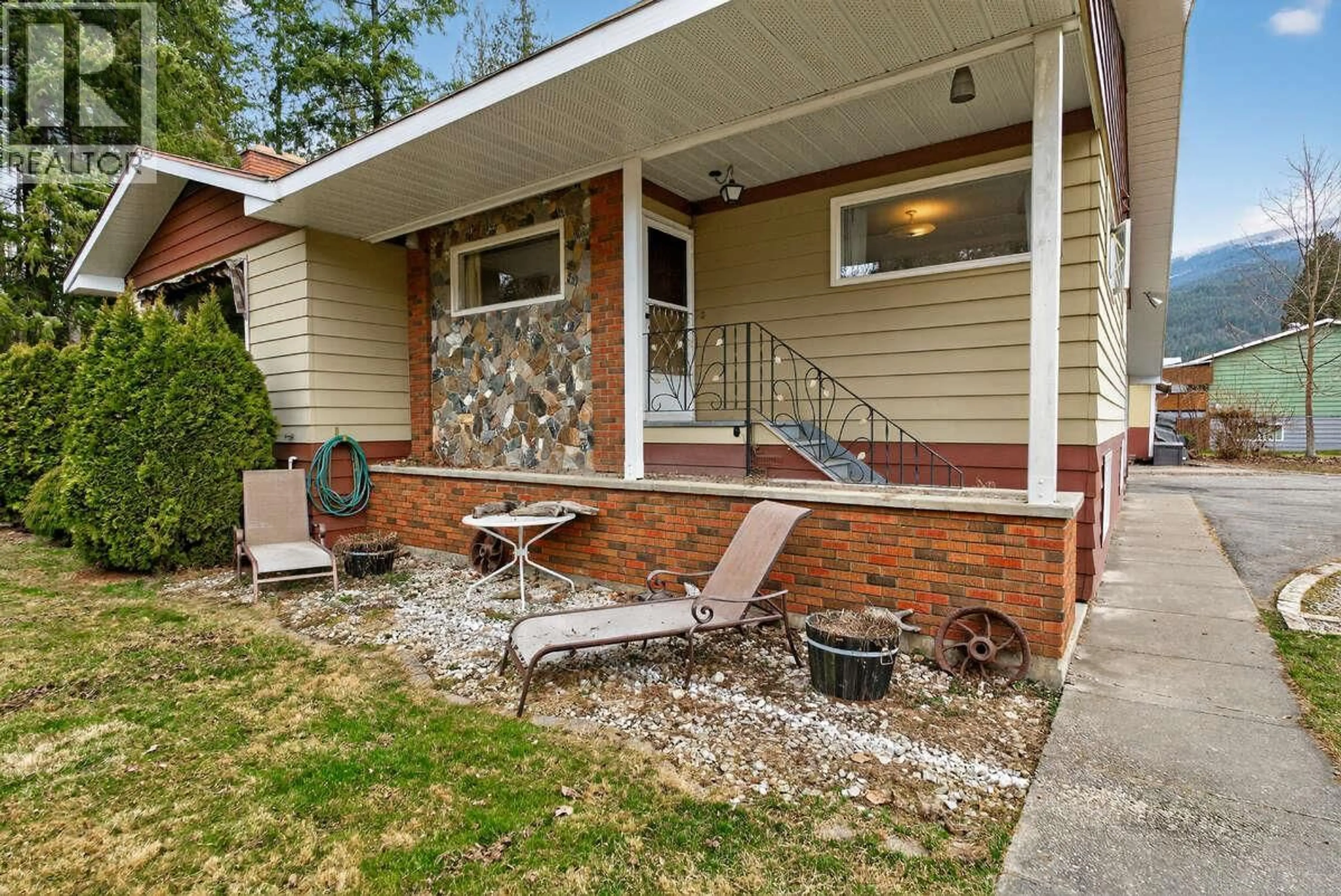 Patio, street for 502 PINE STREET, Sicamous British Columbia V0E2V0