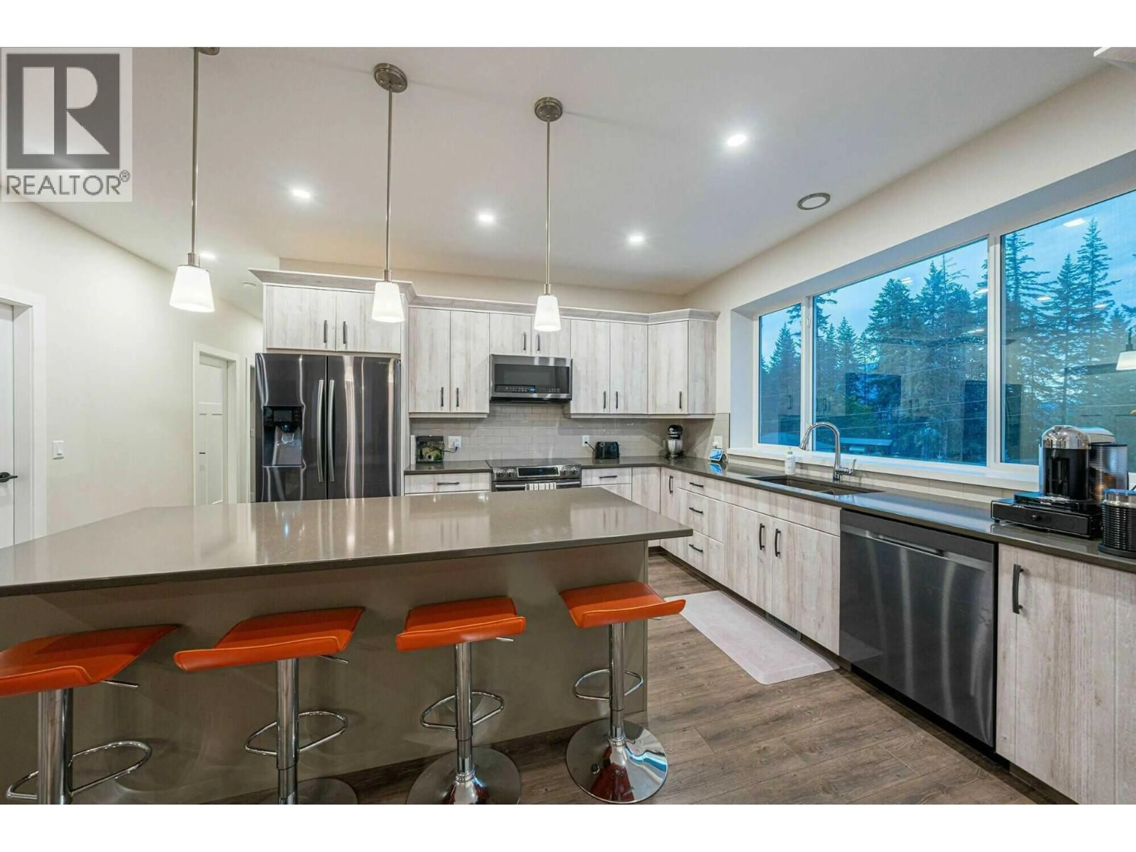 Open concept kitchen, unknown for 80 15 AVENUE SOUTHEAST, Salmon Arm British Columbia V1E0G3