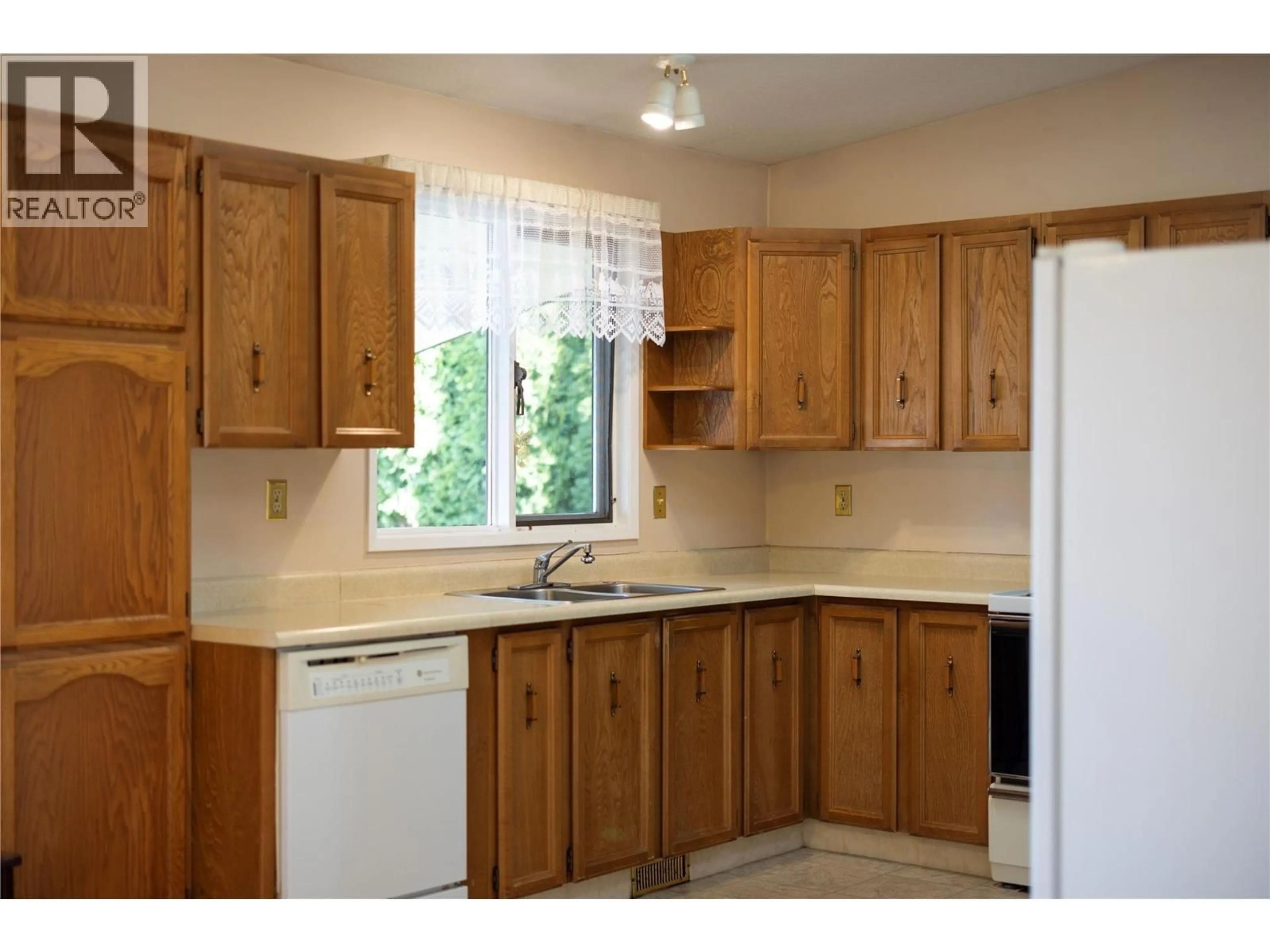 Standard kitchen, unknown for 250 HILLABY AVENUE, Kelowna British Columbia V1X5V6