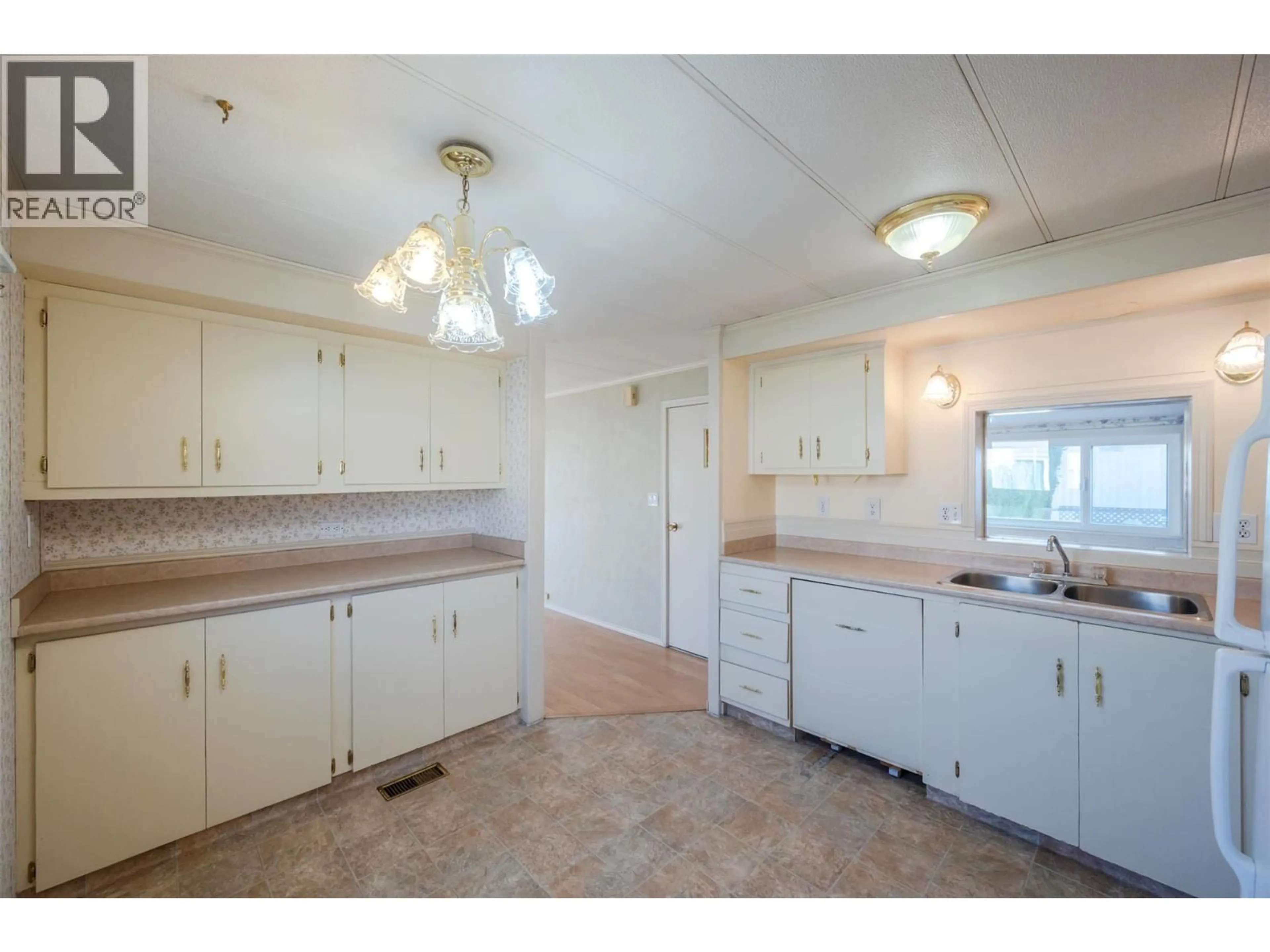 Standard kitchen, unknown for 97 - 98 OKANAGAN AVENUE EAST, Penticton British Columbia V2A3J5
