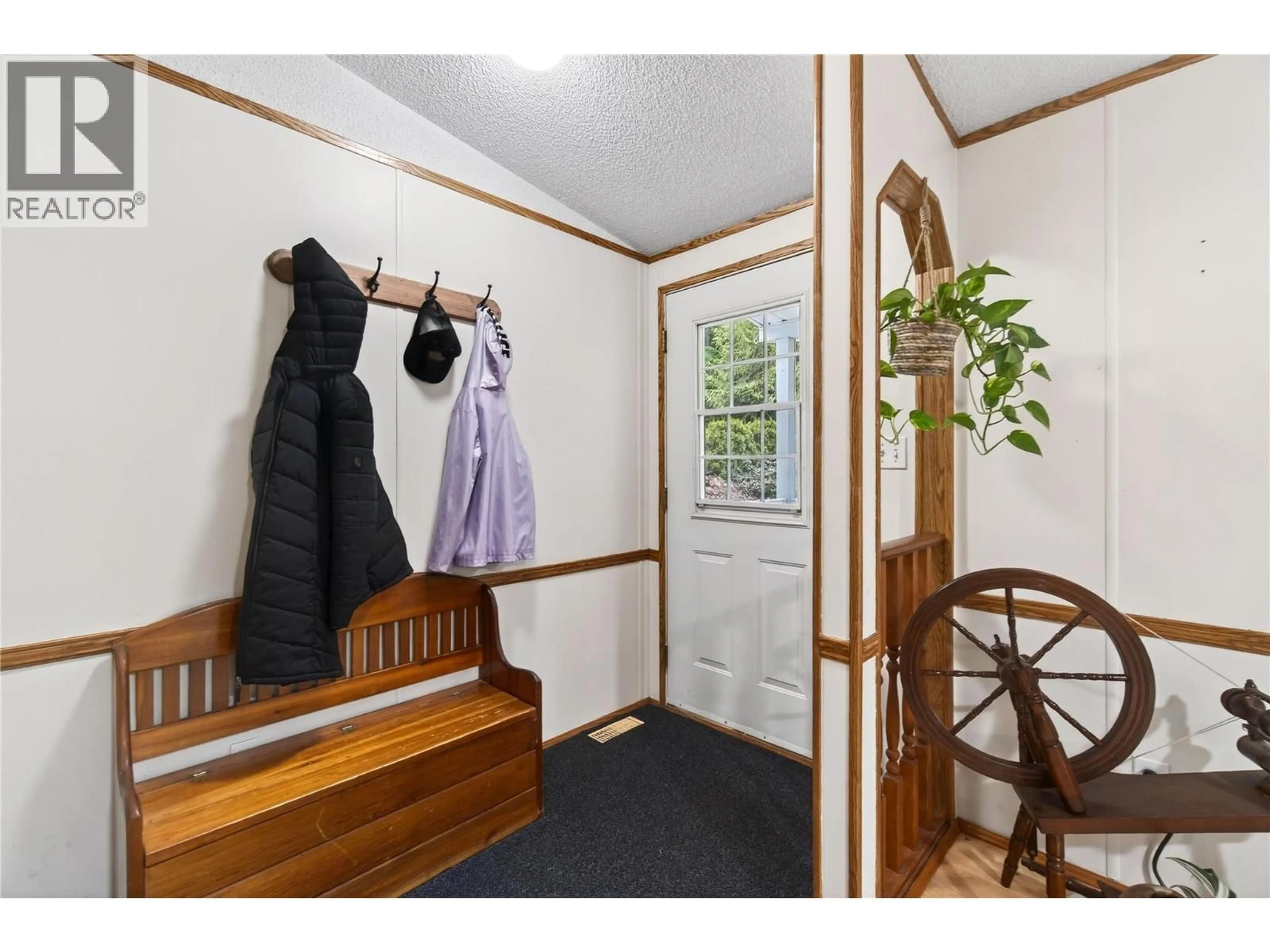 Indoor entryway for 19 WEST POIRIER ROAD, Mara British Columbia V0E2K0