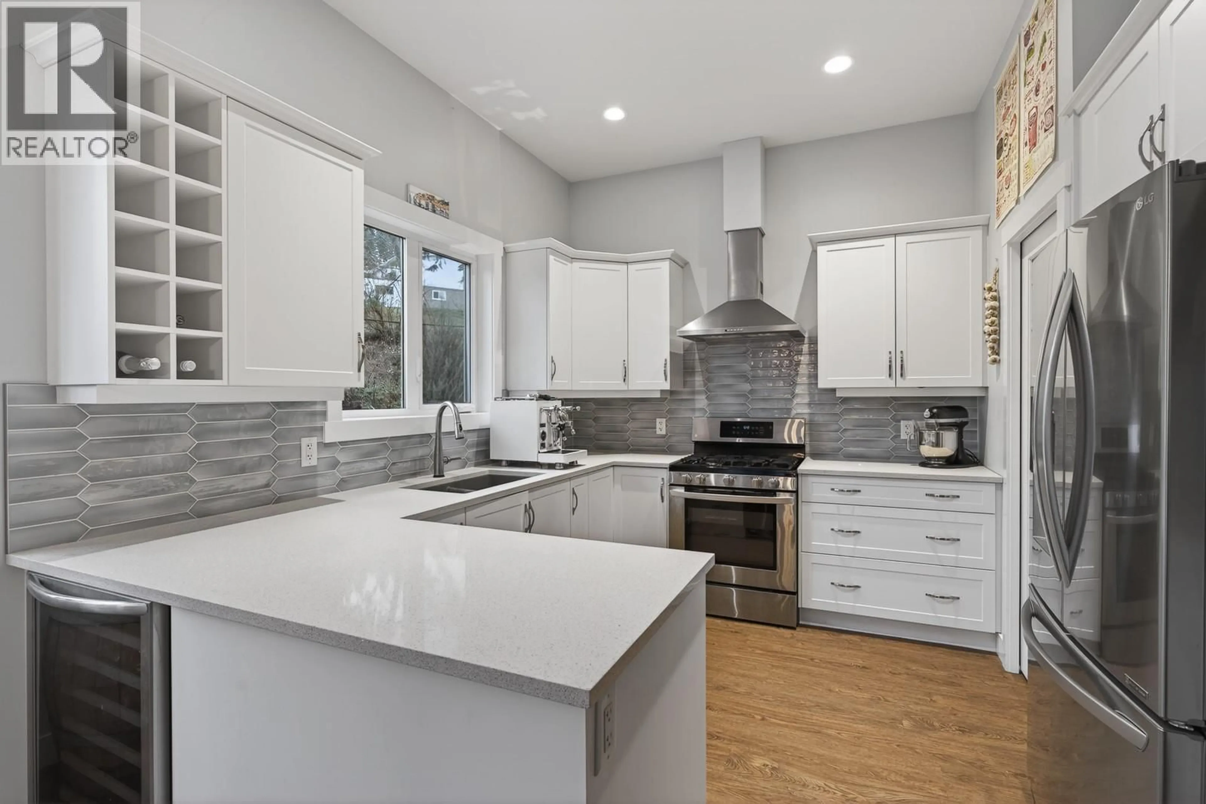 Contemporary kitchen, ceramic/tile floor for 5 - 2893 ROBINSON ROAD, Lake Country British Columbia V4V1H8