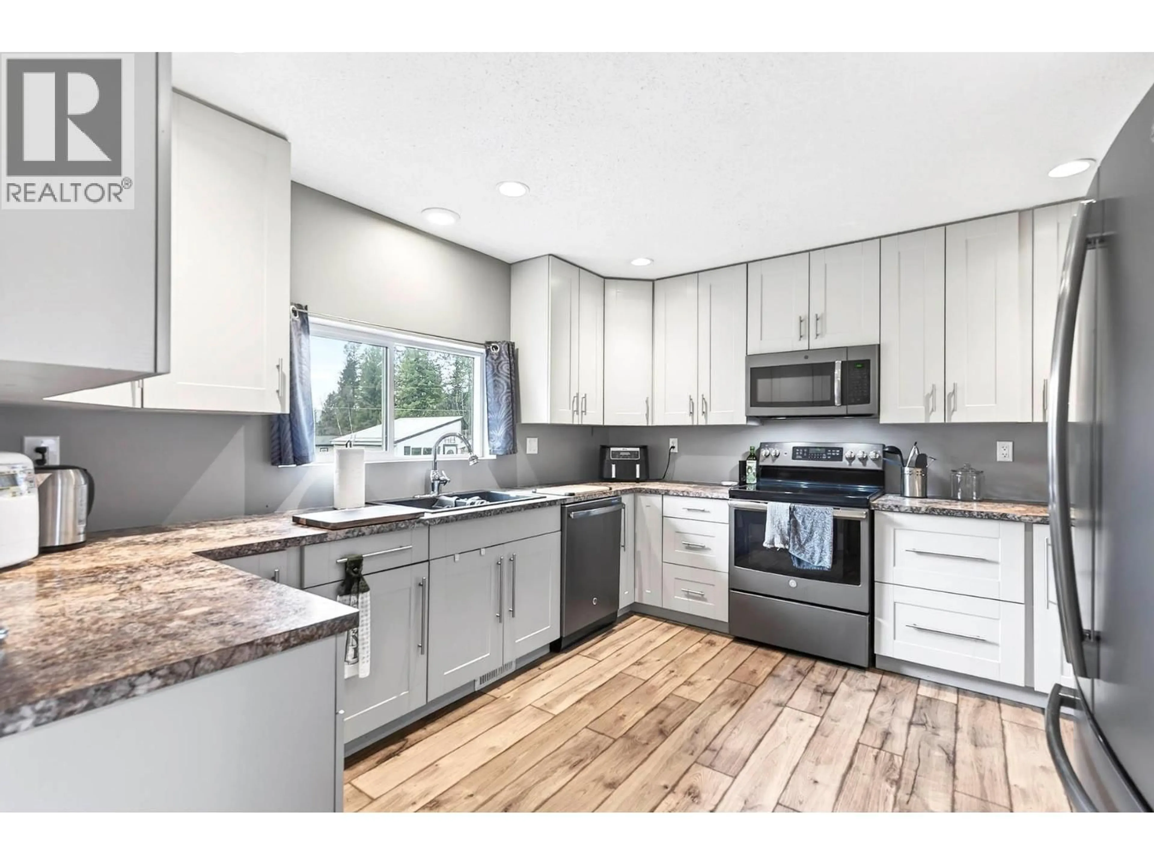 Open concept kitchen, unknown for 170 JENKINS ROAD, Clearwater British Columbia V0E1N2