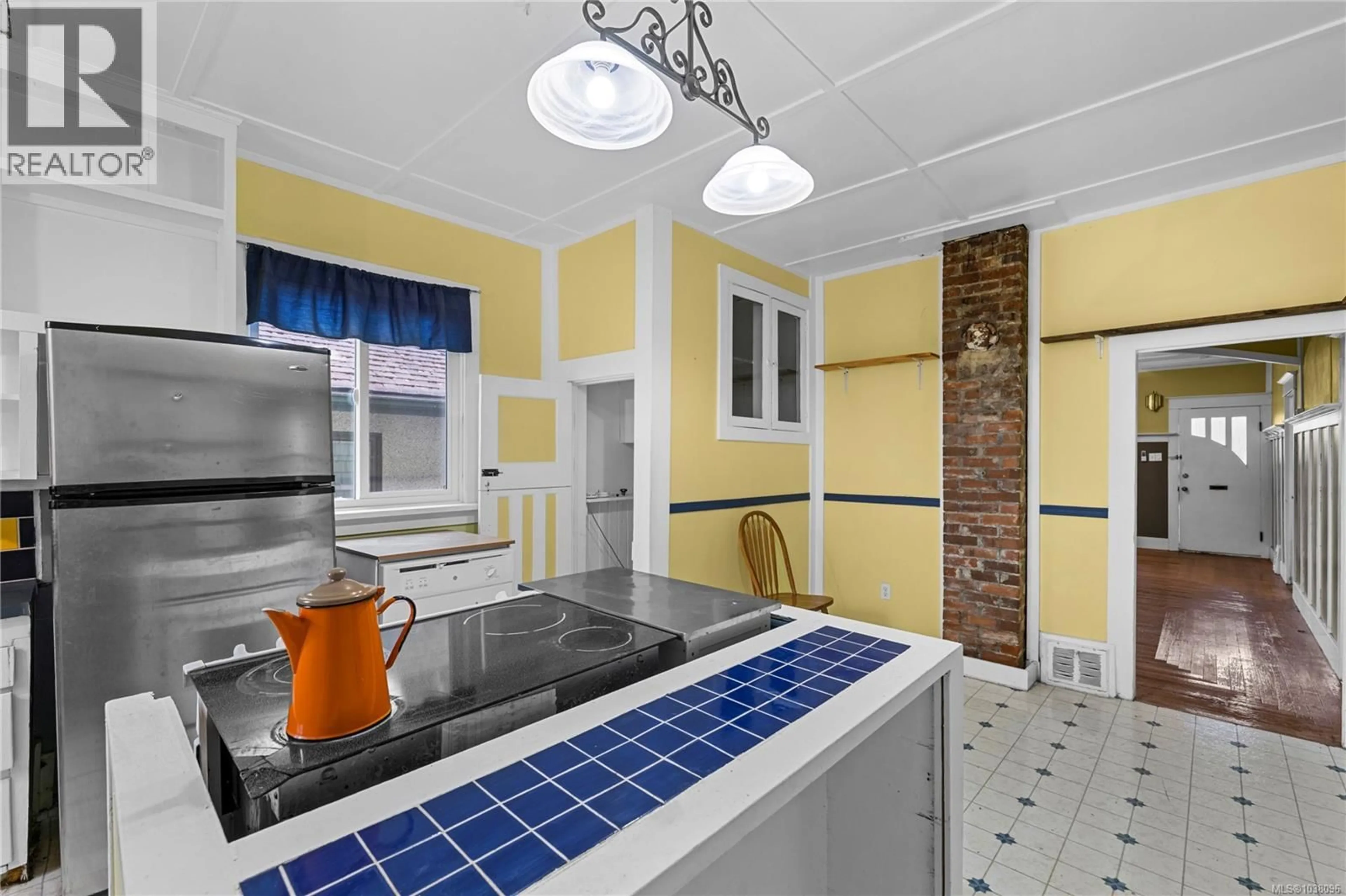 Standard kitchen, ceramic/tile floor for 125 VICTORIA ROAD, Nanaimo British Columbia V9R4P4