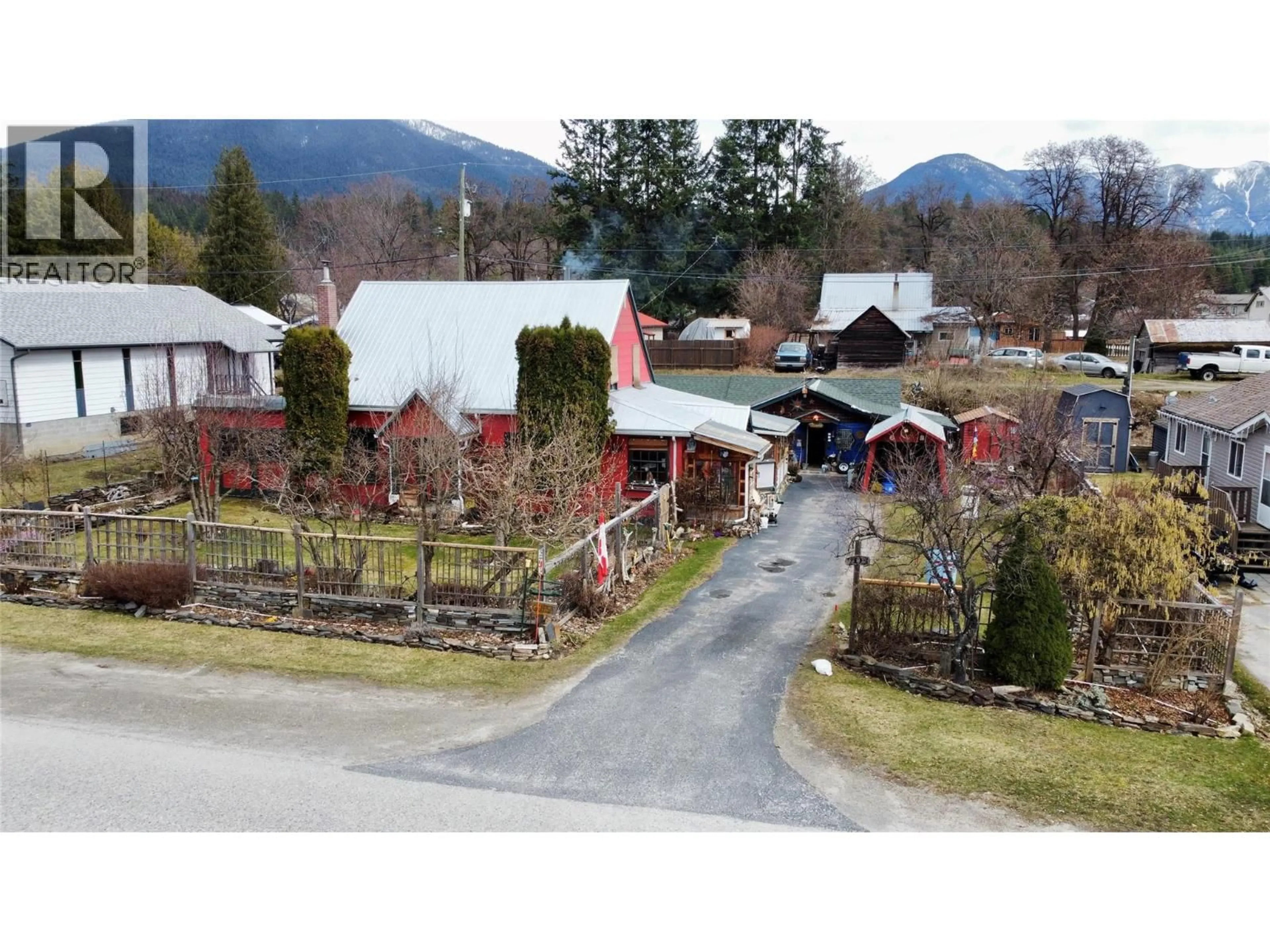 A pic from outside/outdoor area/front of a property/back of a property/a pic from drone, mountain view for 203 4TH AVENUE NORTHWEST, Nakusp British Columbia V0G1R0