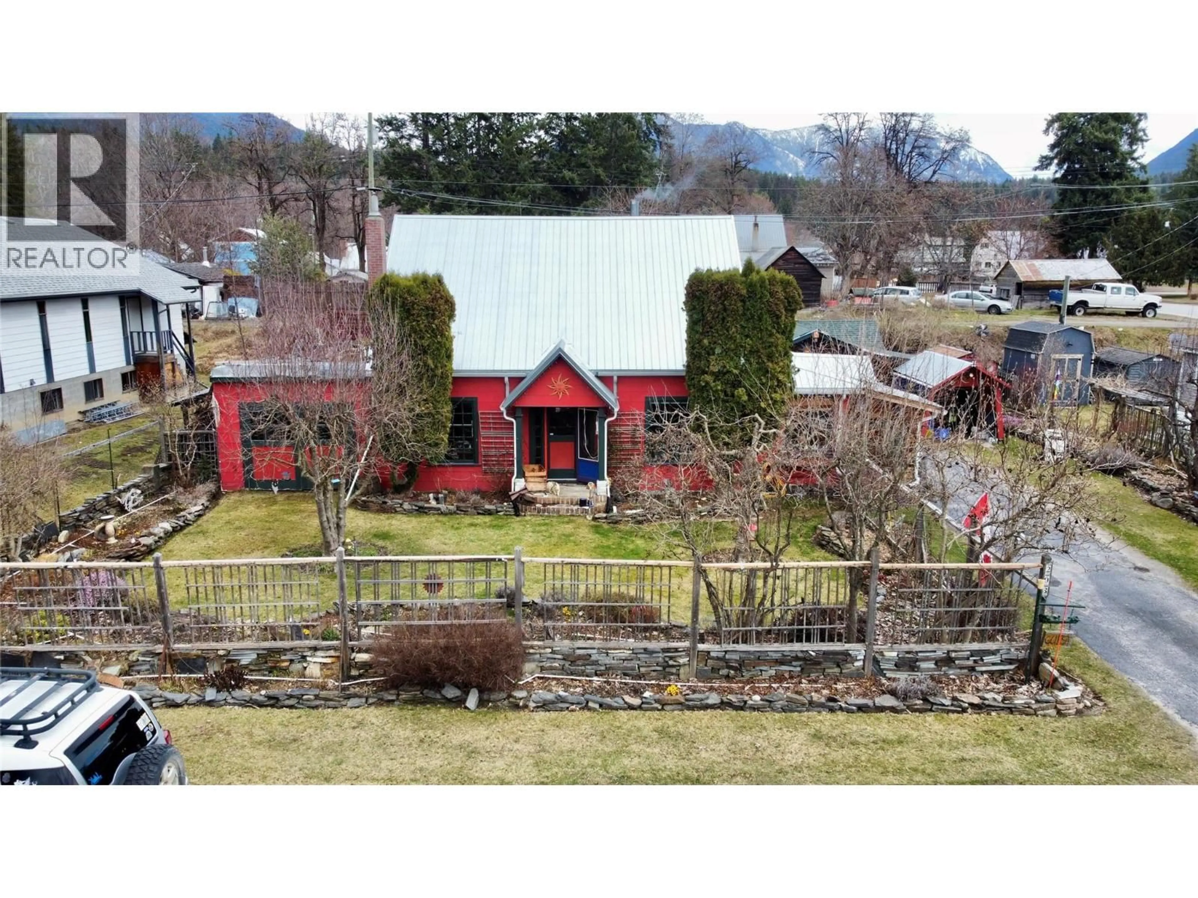 A pic from outside/outdoor area/front of a property/back of a property/a pic from drone, unknown for 203 4TH AVENUE NORTHWEST, Nakusp British Columbia V0G1R0