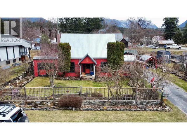 203 4TH AVENUE NORTHWEST, Nakusp 3