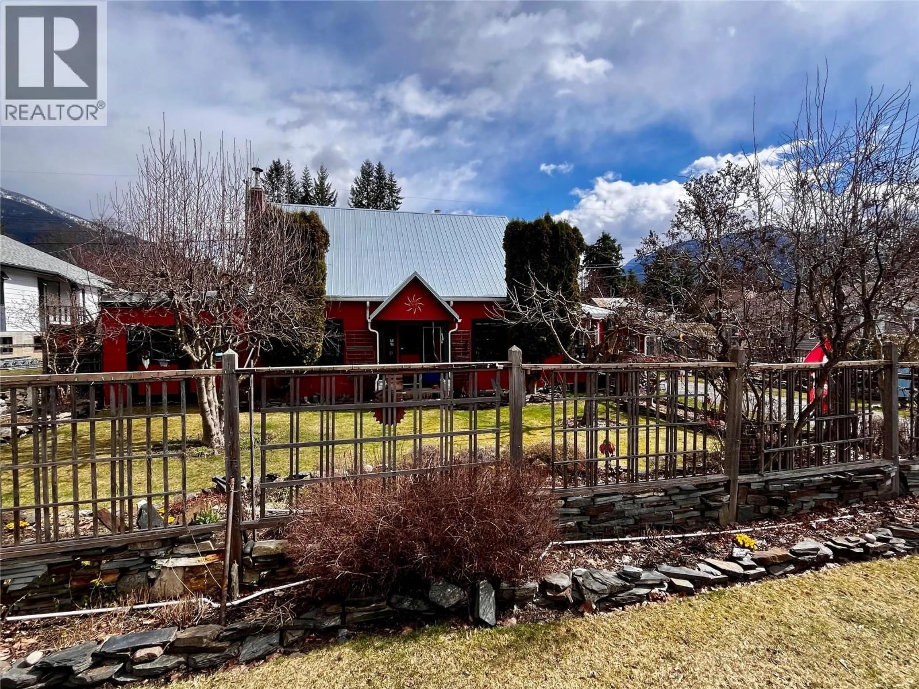A pic from outside/outdoor area/front of a property/back of a property/a pic from drone, mountain view for 203 4TH AVENUE NORTHWEST, Nakusp British Columbia V0G1R0