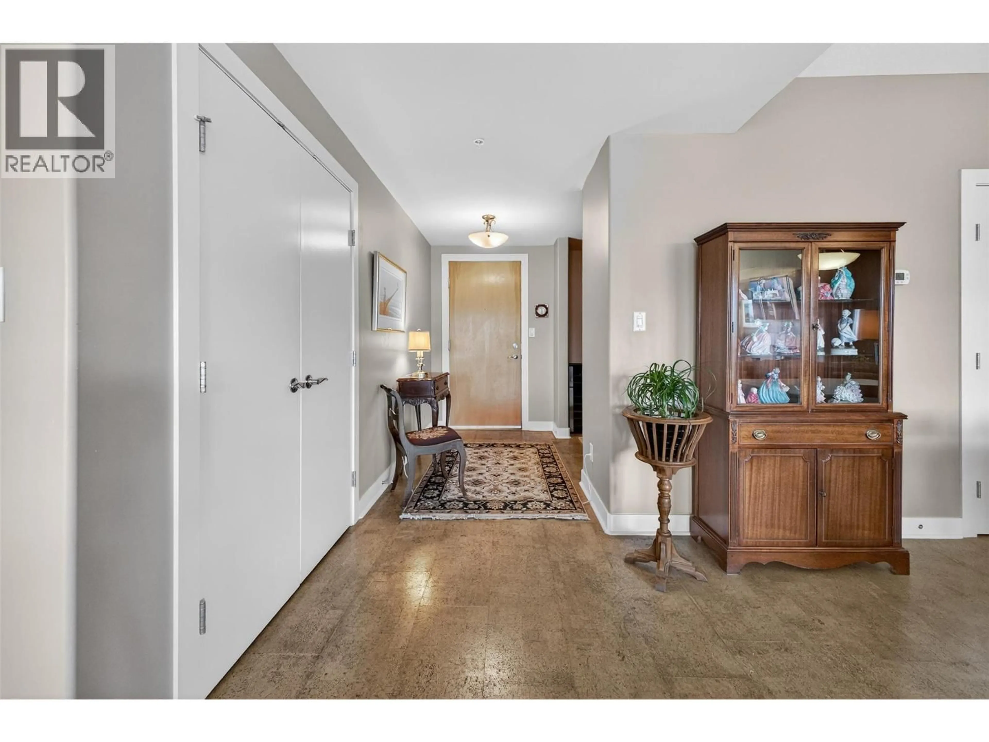 Indoor entryway for 1160 BERNARD AVENUE, Kelowna British Columbia V1Y6R2