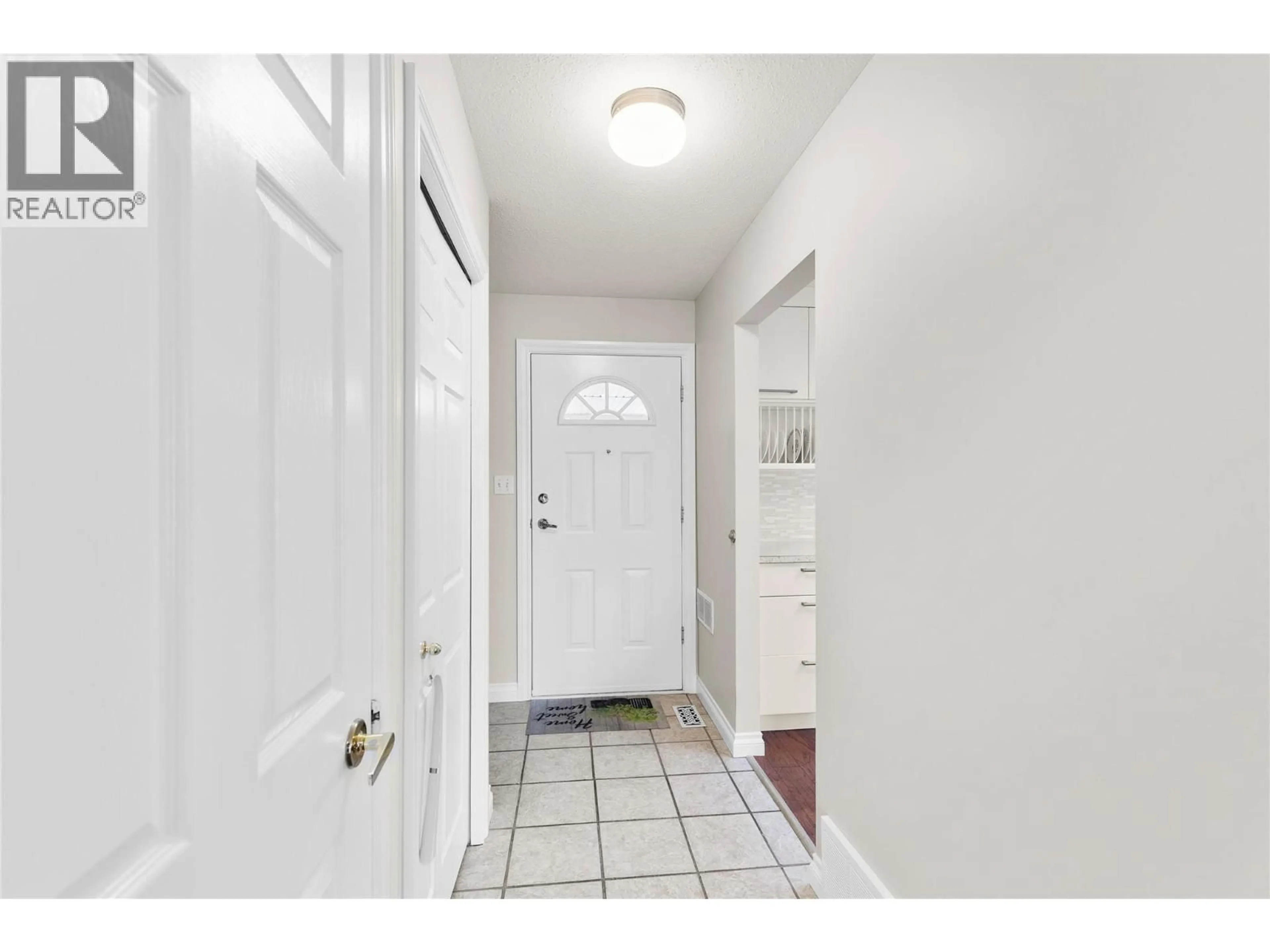 Indoor entryway for 32 - 3930 20 STREET, Vernon British Columbia V1T4C9