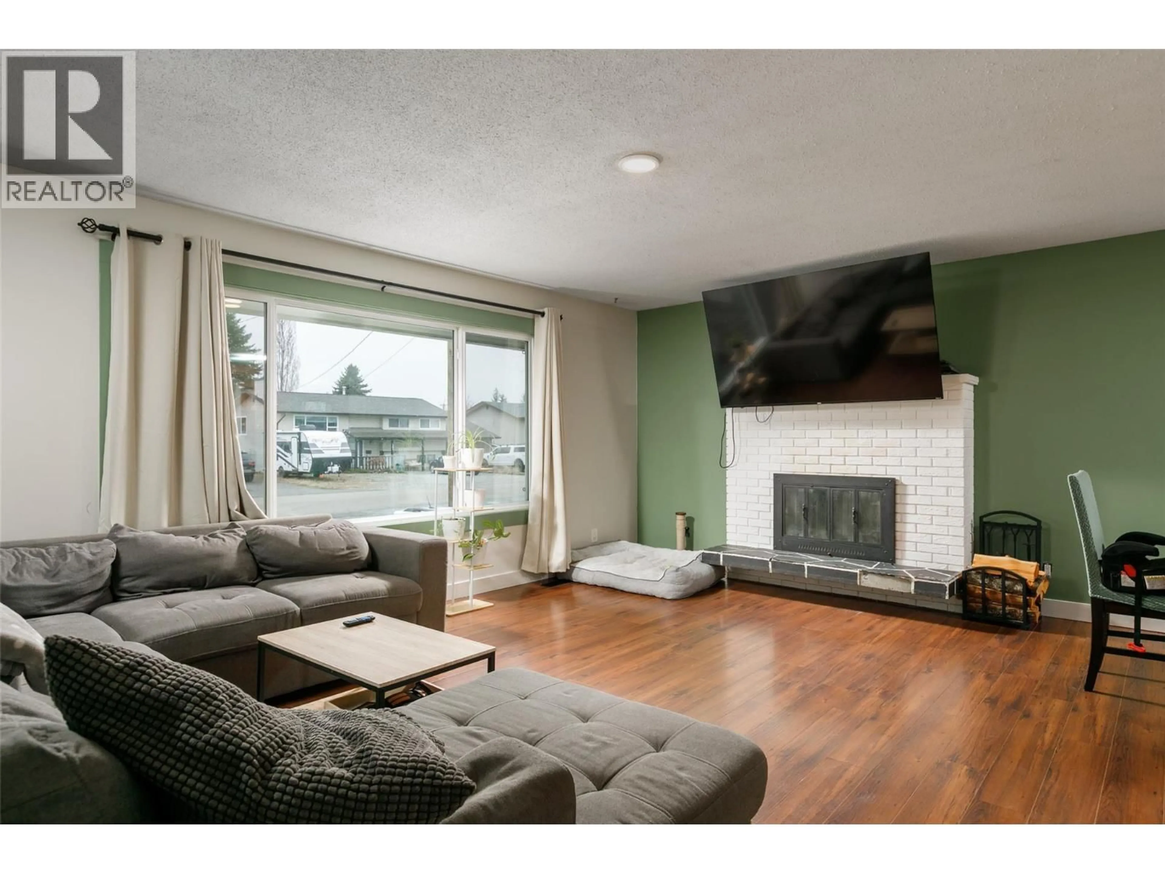 Living room with furniture, wood/laminate floor for 340 PATTERSON ROAD, Kelowna British Columbia V1X2L2