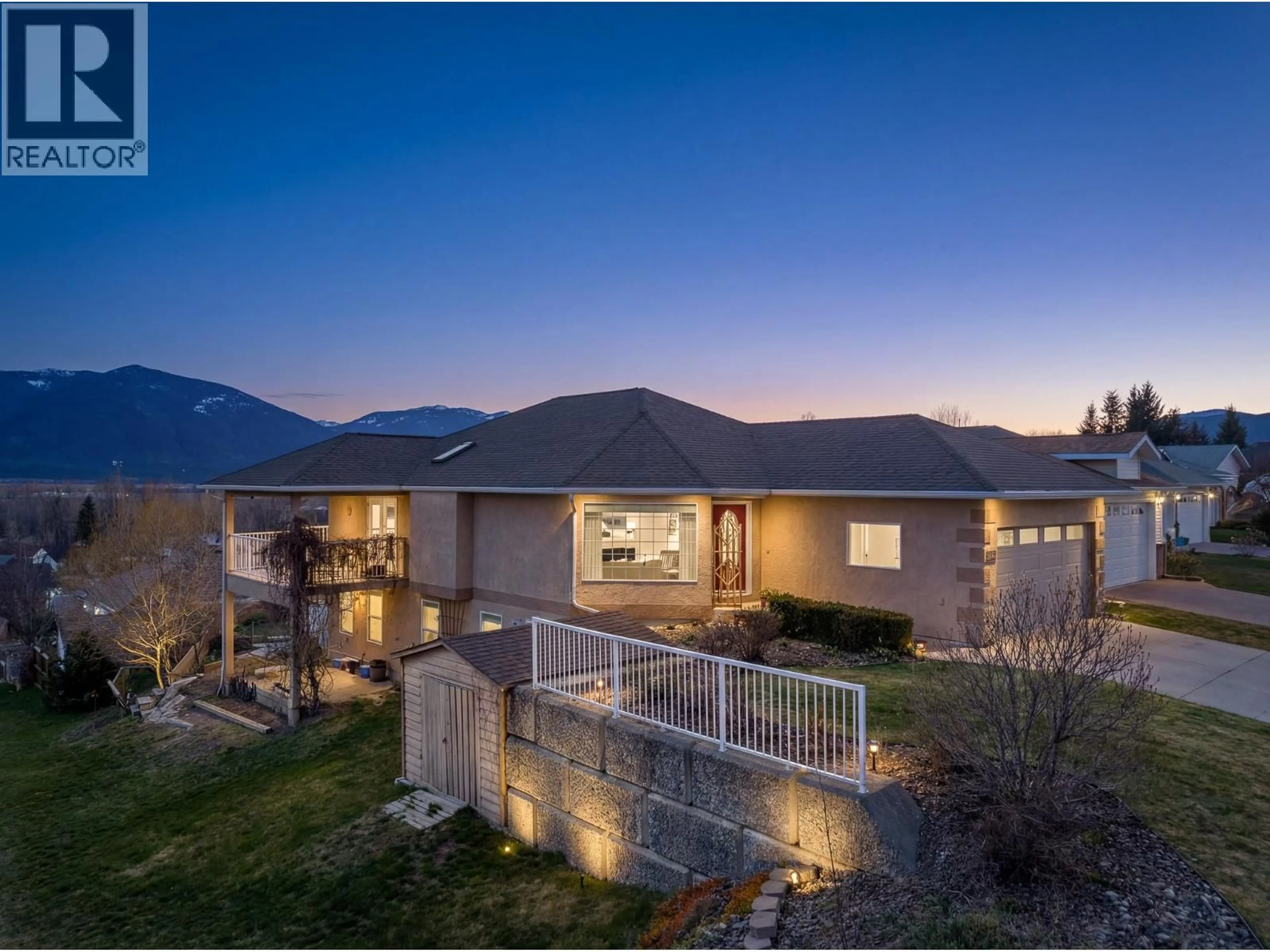 A pic from outside/outdoor area/front of a property/back of a property/a pic from drone, mountain view for 423 6TH AVENUE SOUTH, Creston British Columbia V0B1G3