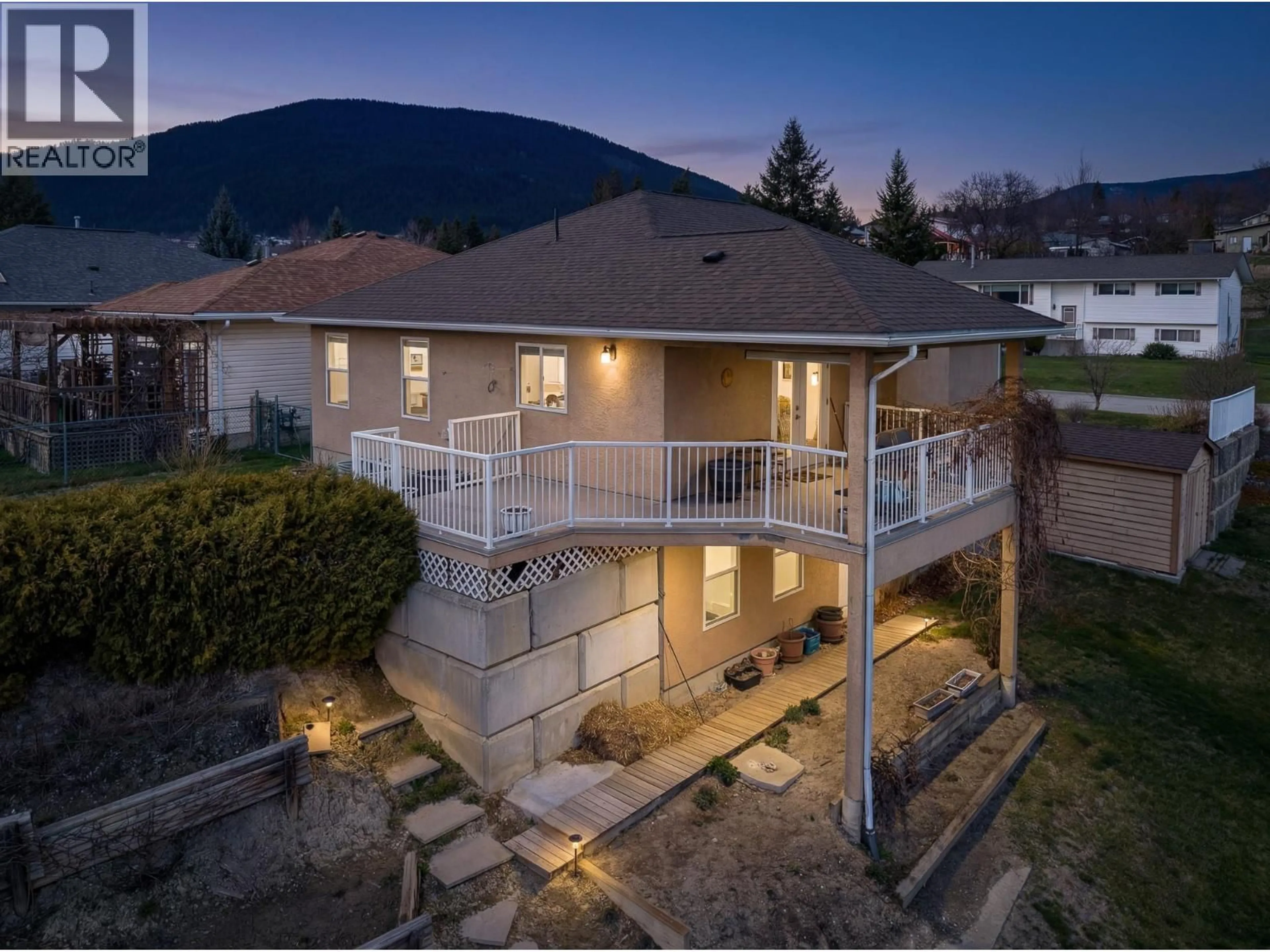 A pic from outside/outdoor area/front of a property/back of a property/a pic from drone, water/lake/river/ocean view for 423 6TH AVENUE SOUTH, Creston British Columbia V0B1G3