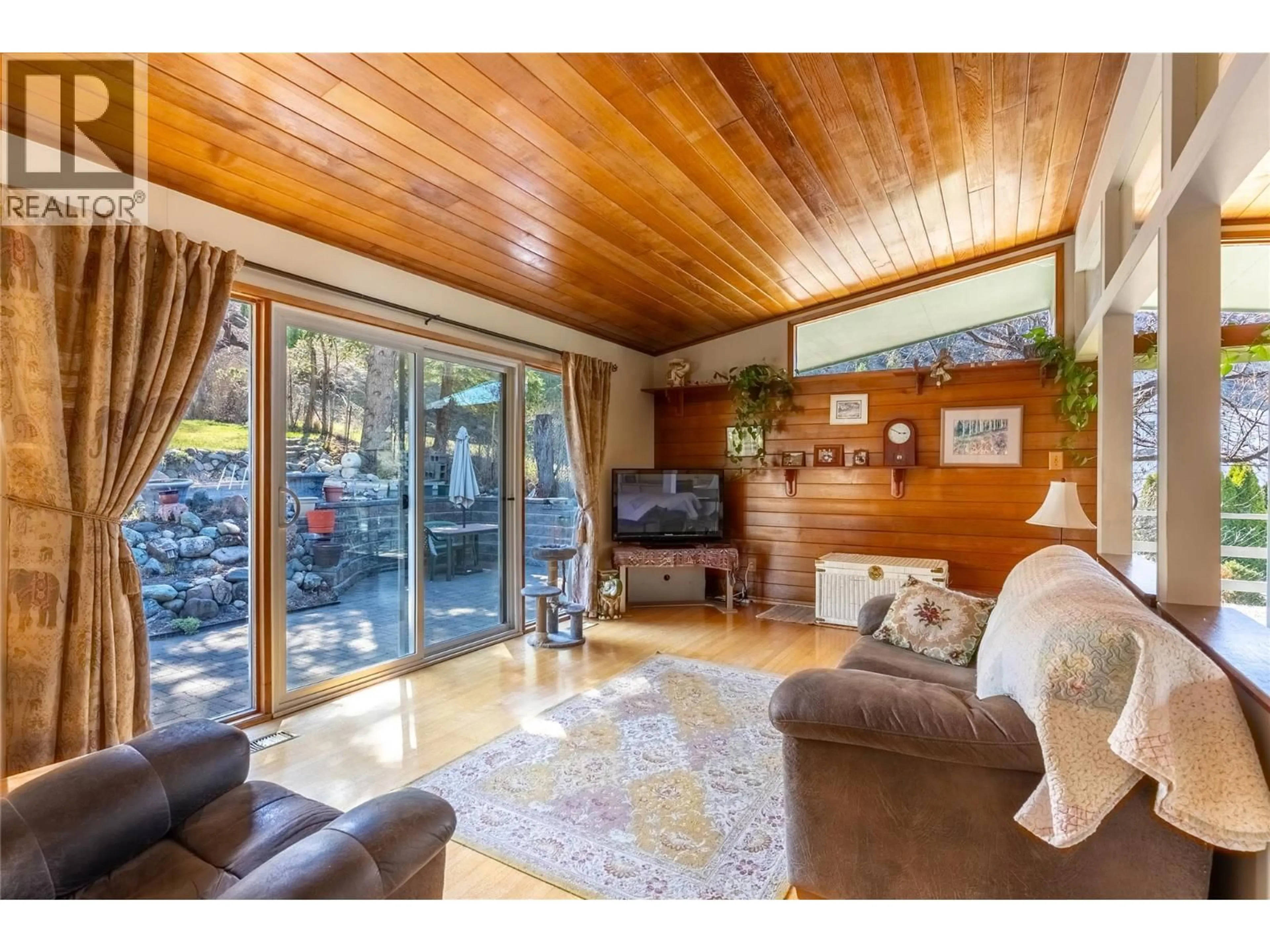 Living room with furniture, wood/laminate floor for 354 MACADAM ROAD, Kamloops British Columbia V2C4R5