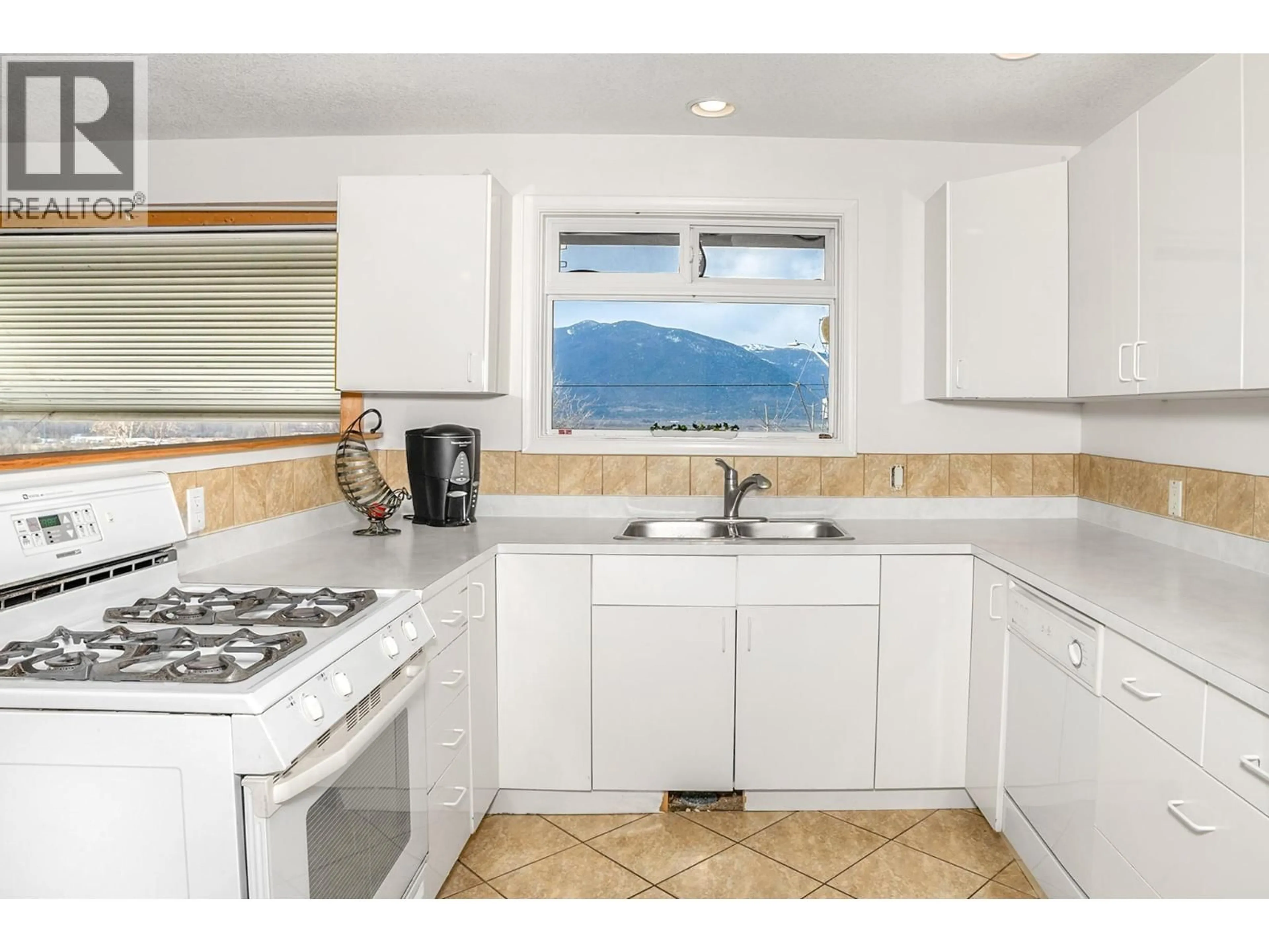 Standard kitchen, ceramic/tile floor for 338 VALLEYVIEW DRIVE, Creston British Columbia V0B1G3