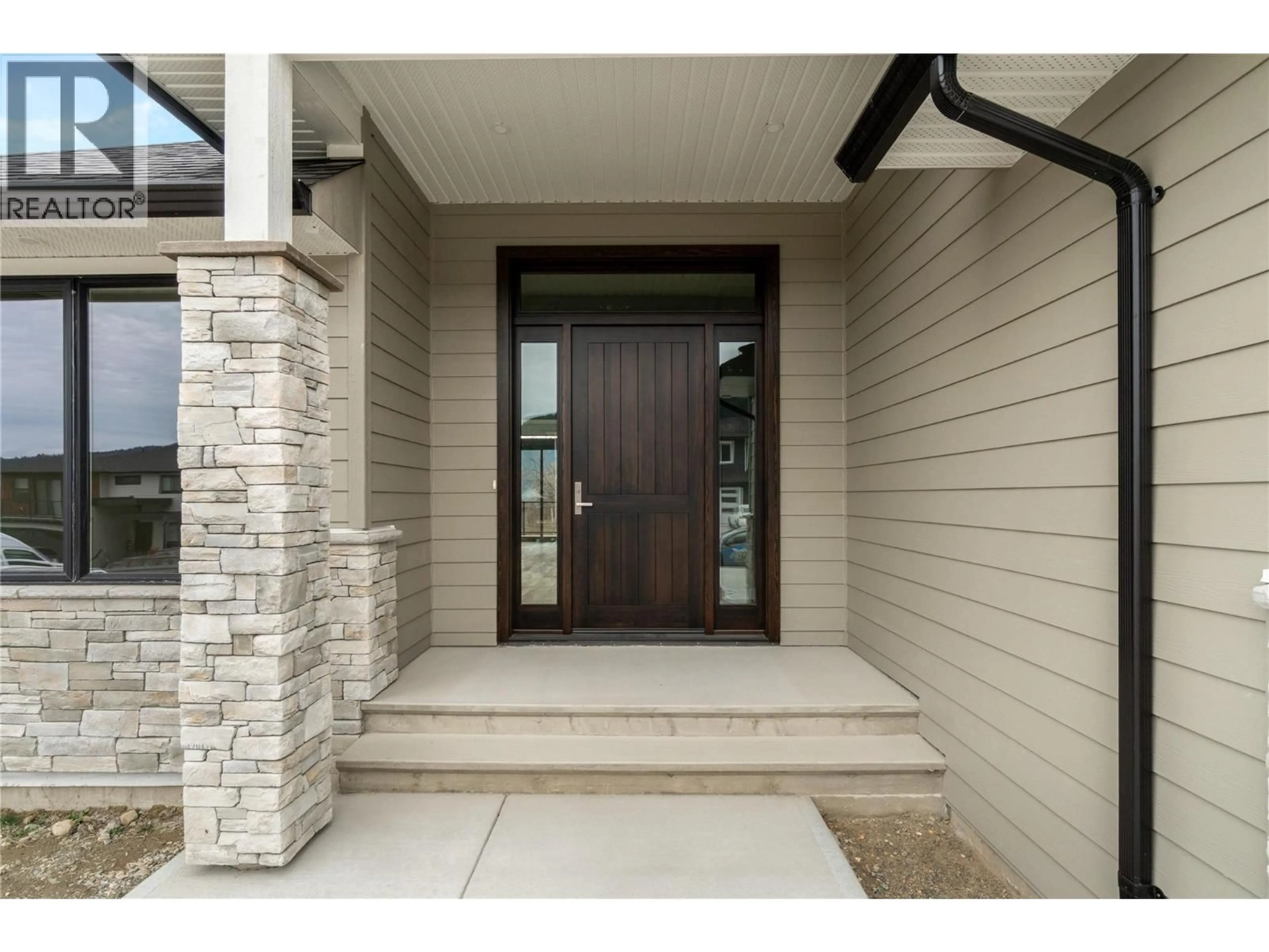 Indoor entryway for 1905 35 STREET NORTHEAST, Salmon Arm British Columbia V1E1M9
