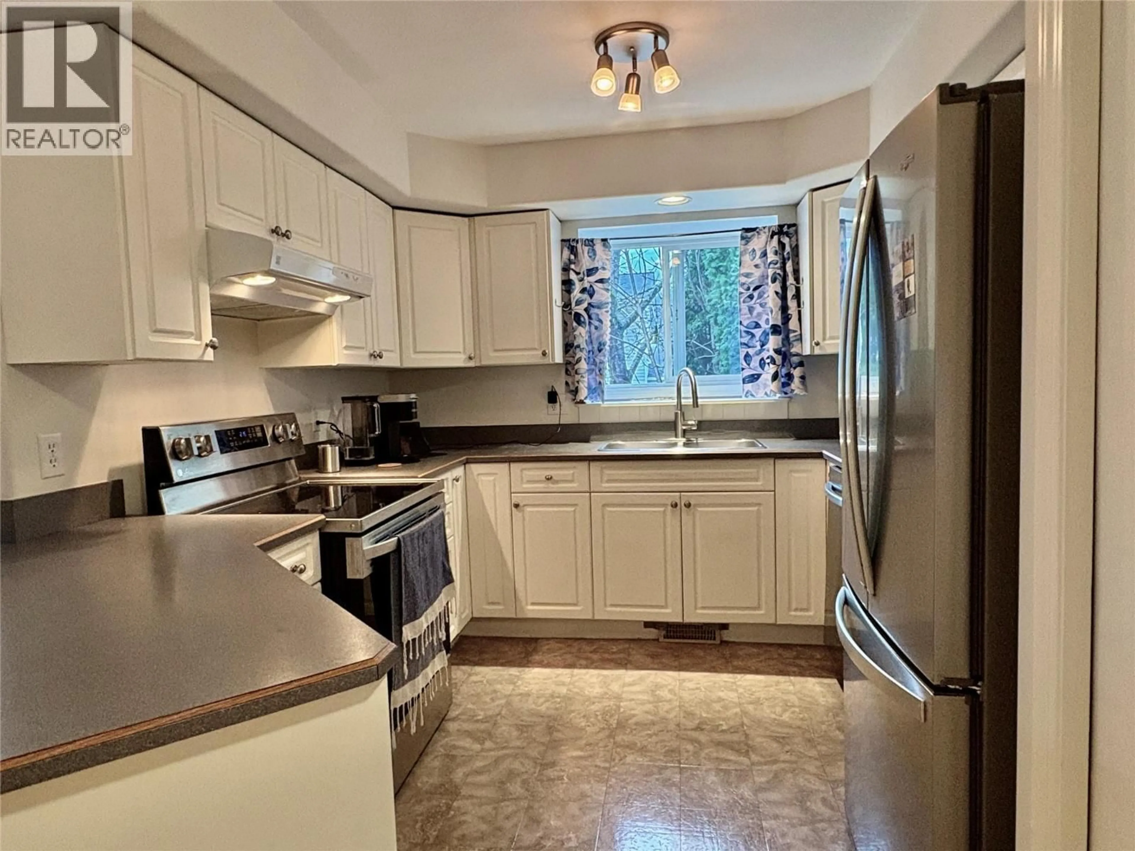 Standard kitchen, unknown for 422 BEASLEY WEST CRESCENT, Nelson British Columbia V1L5Y4