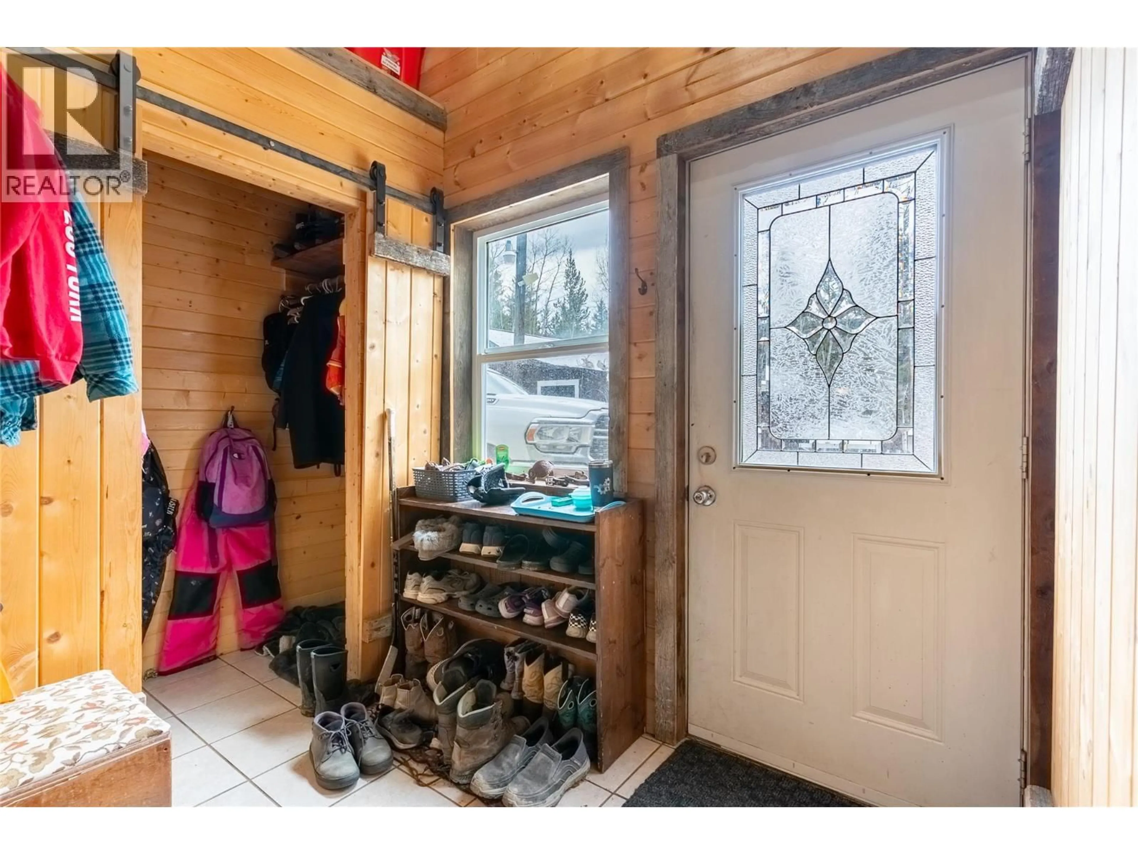 Indoor entryway for 1556 CHASM ROAD, Clinton British Columbia V0K1K0