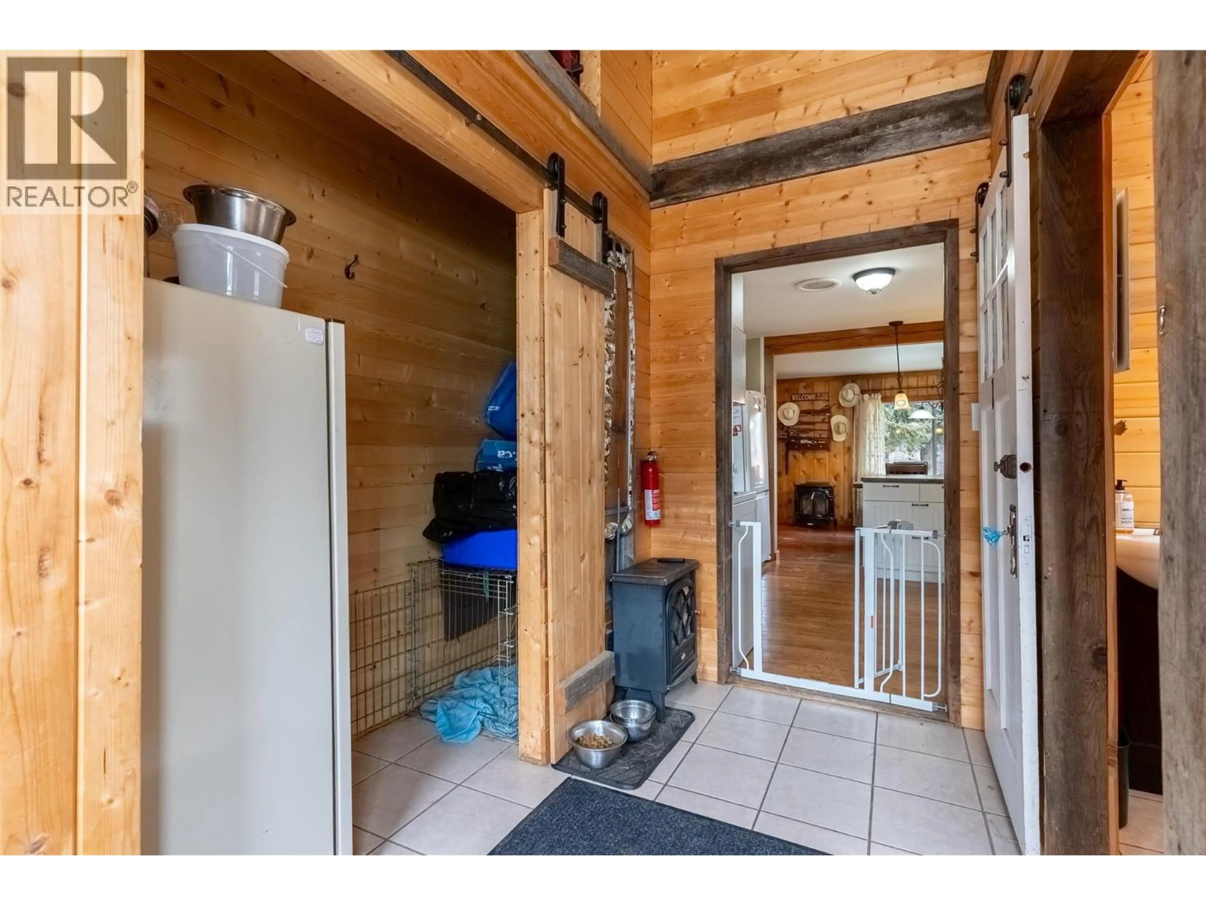 Indoor entryway for 1556 CHASM ROAD, Clinton British Columbia V0K1K0