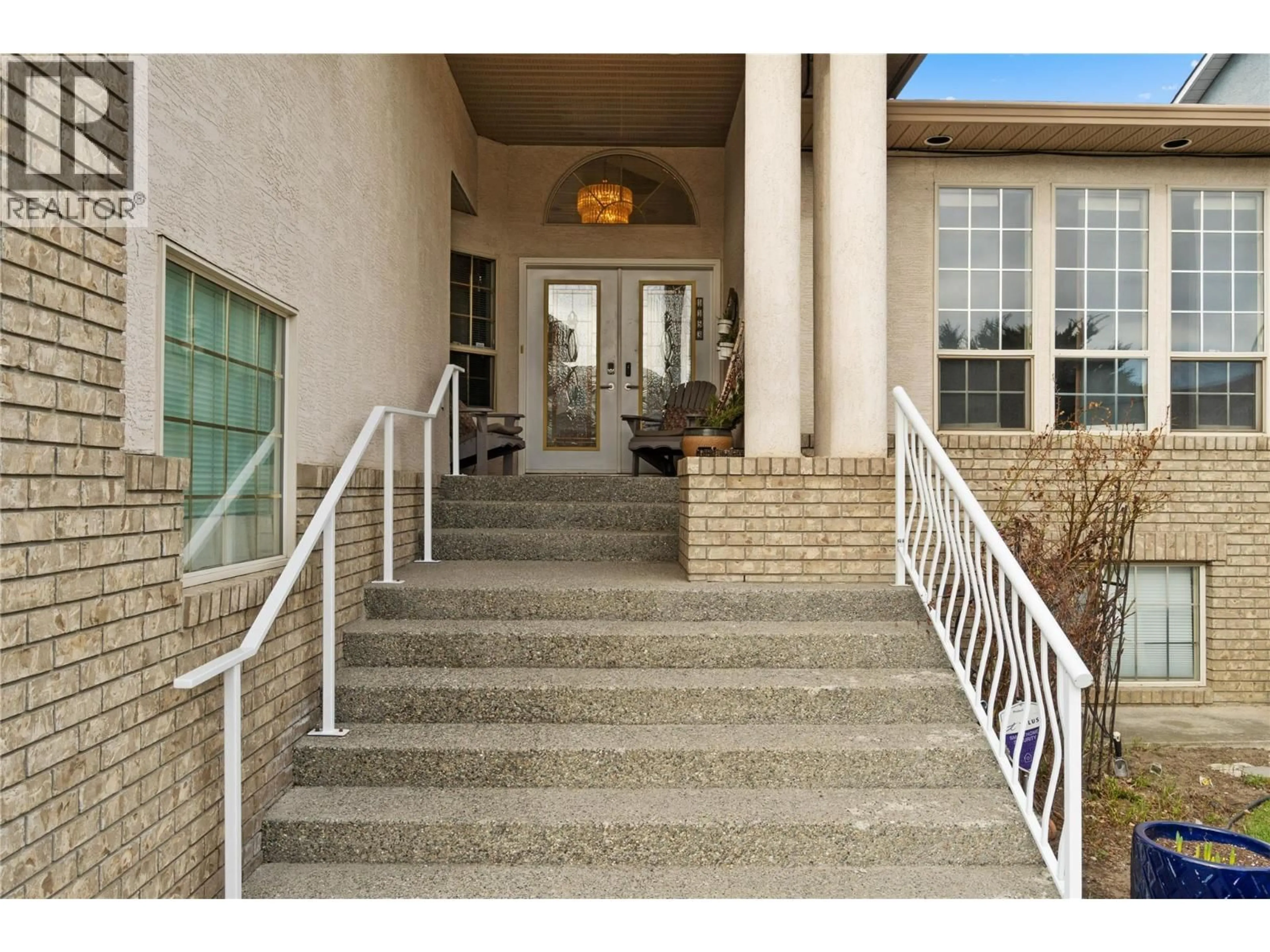 Indoor foyer for 1153 14TH STREET, Kamloops British Columbia V2B8K7