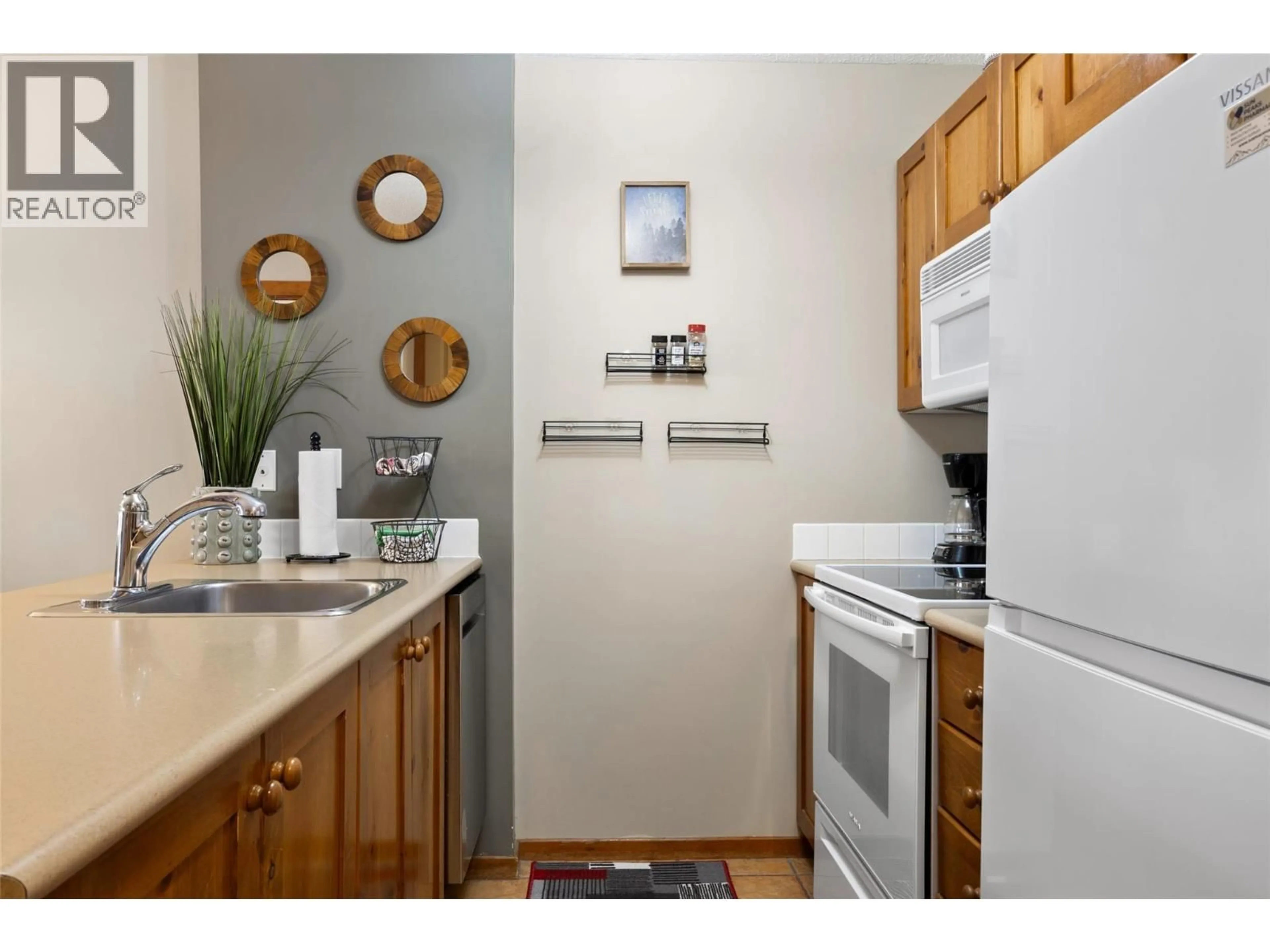Standard kitchen, unknown for 215 - 3190 CREEKSIDE WAY, Kamloops British Columbia V0E5N0