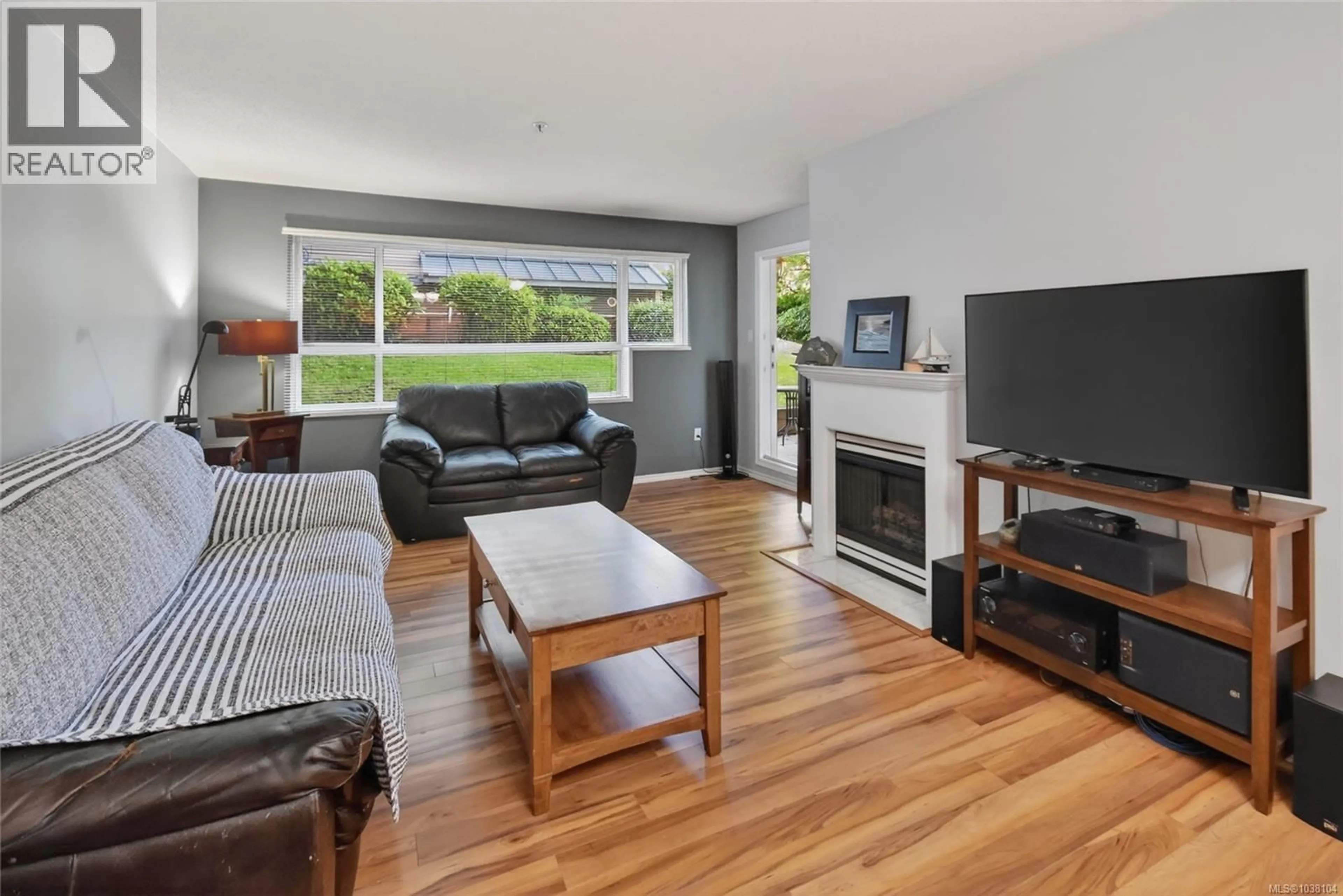 Living room with furniture, wood/laminate floor for 113 - 770 POPLAR STREET, Nanaimo British Columbia V9S2H6