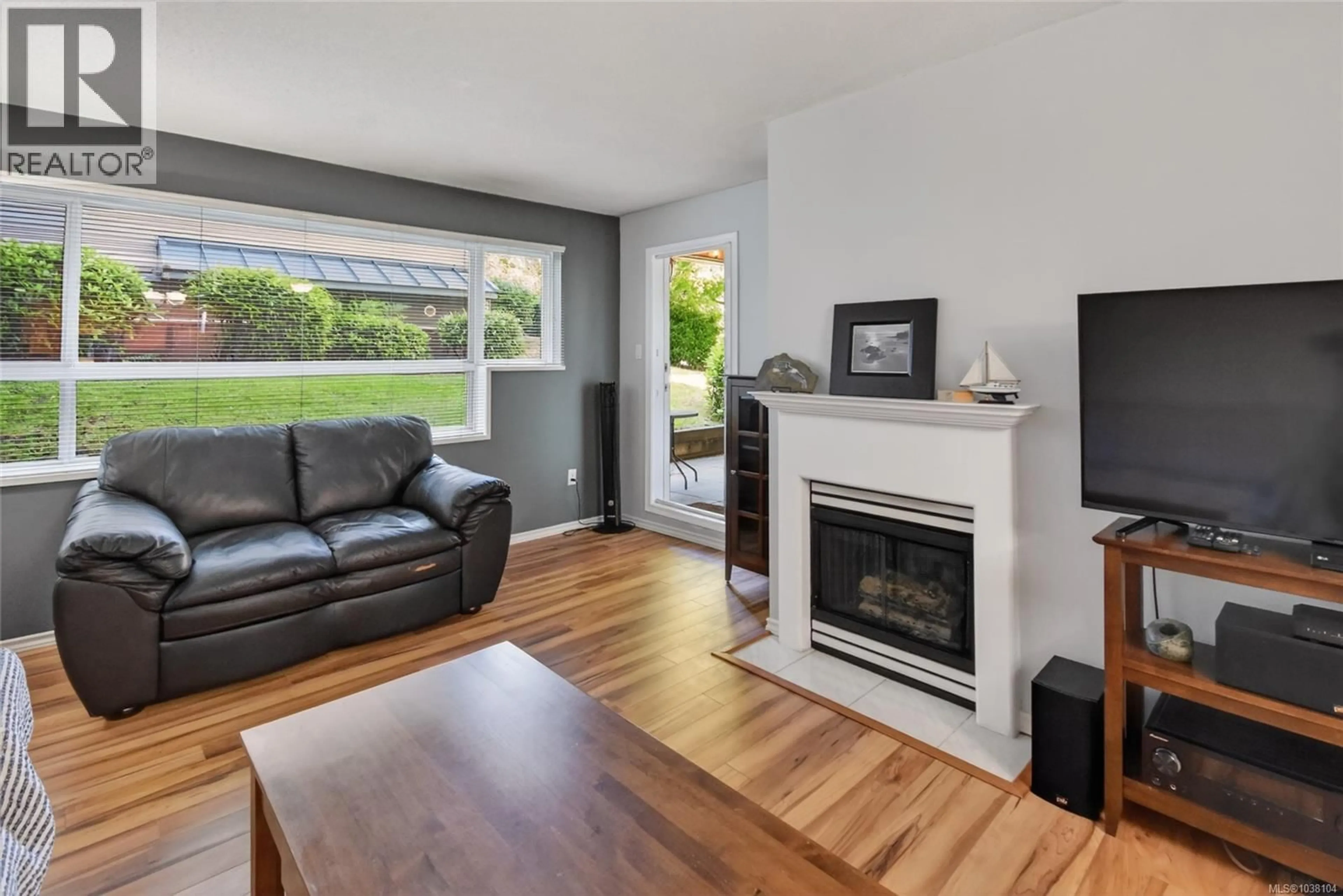 Living room with furniture, wood/laminate floor for 113 - 770 POPLAR STREET, Nanaimo British Columbia V9S2H6