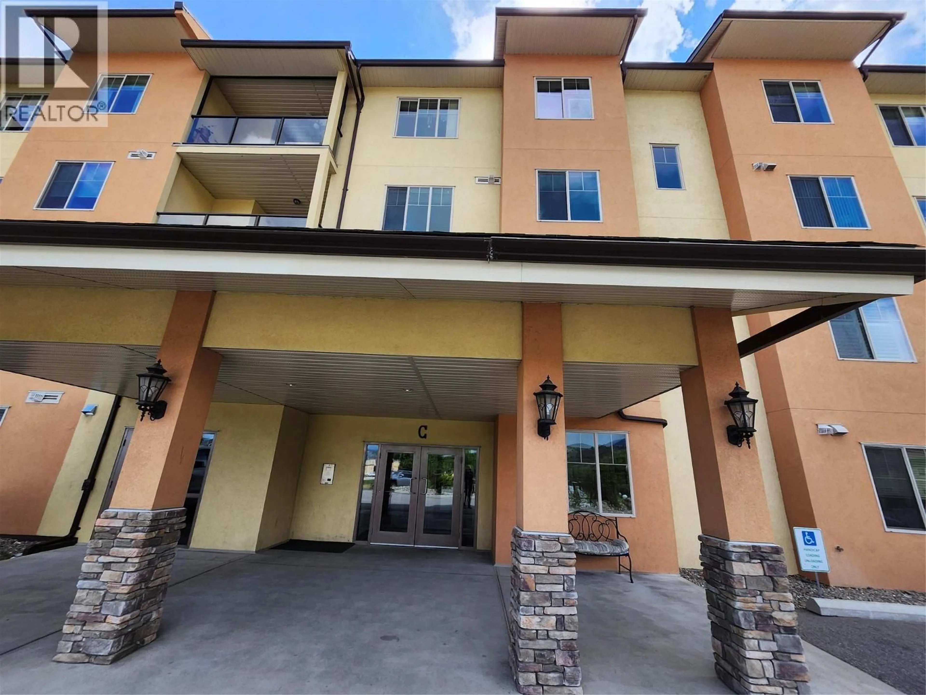 Indoor foyer for 106C - 921 SPILLWAY ROAD, Oliver British Columbia V0H1T8