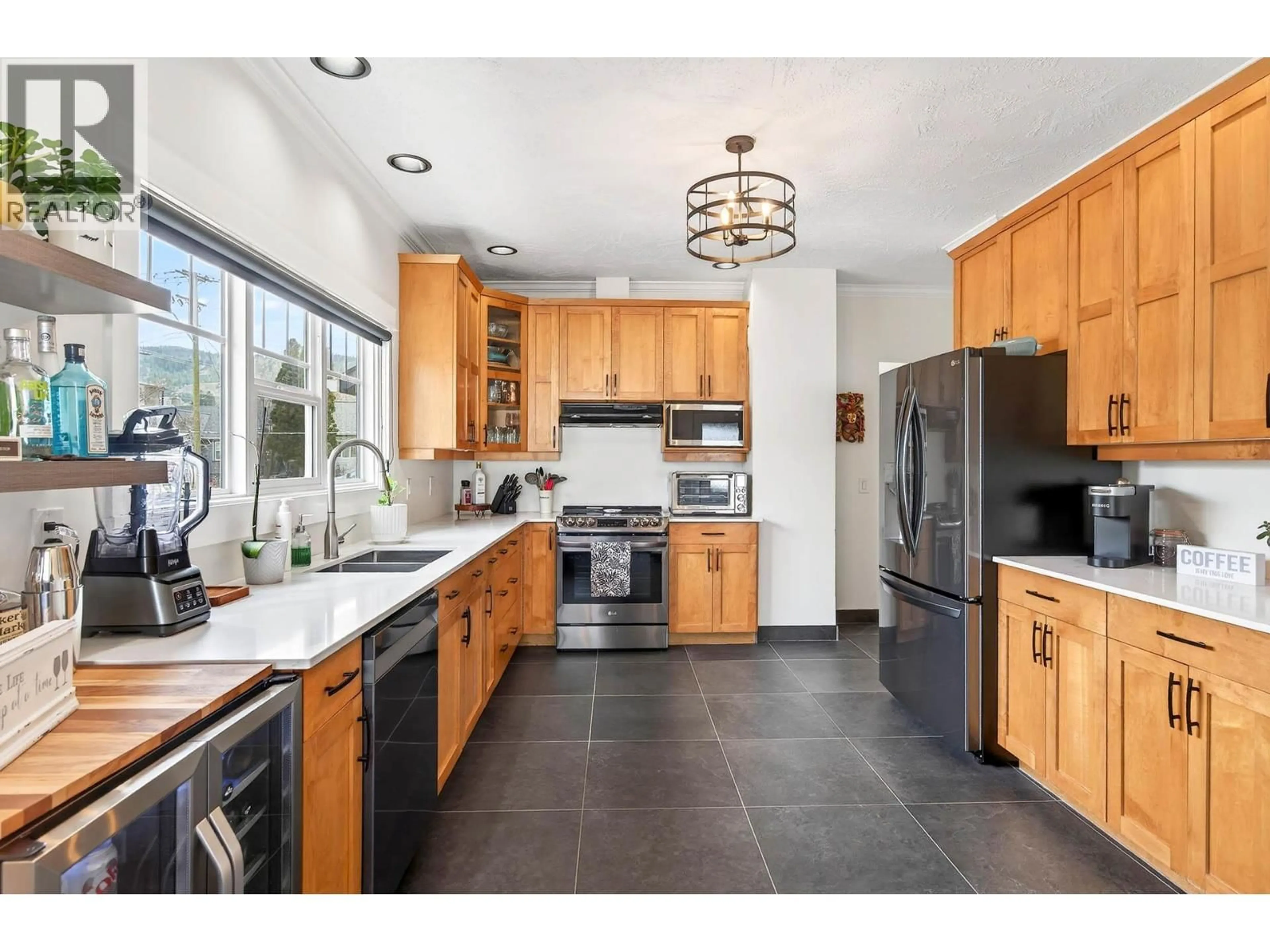 Open concept kitchen, ceramic/tile floor for 862 BATTLE STREET, Kamloops British Columbia V2C2M8