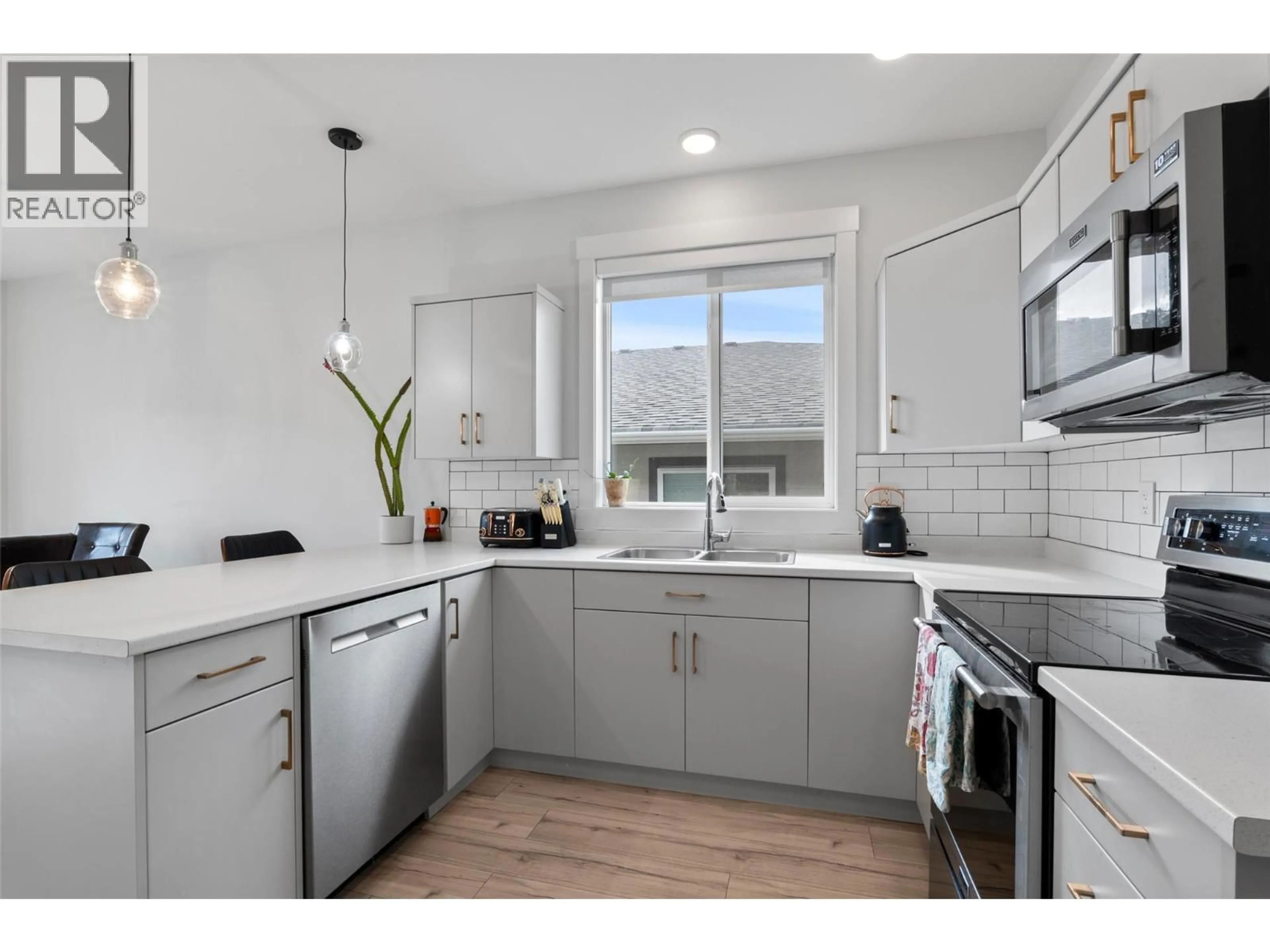 Open concept kitchen, unknown for 2355 PARKCREST AVENUE, Kamloops British Columbia V2B4Y2