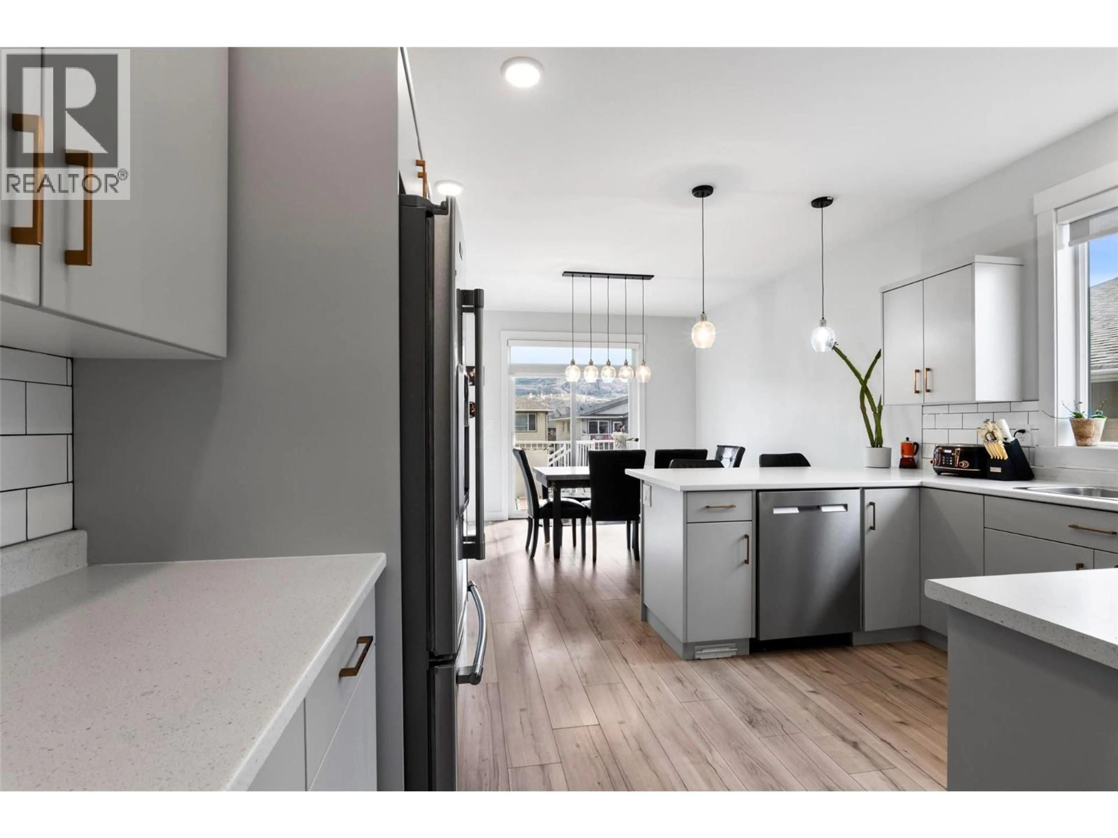 Open concept kitchen, unknown for 2355 PARKCREST AVENUE, Kamloops British Columbia V2B4Y2