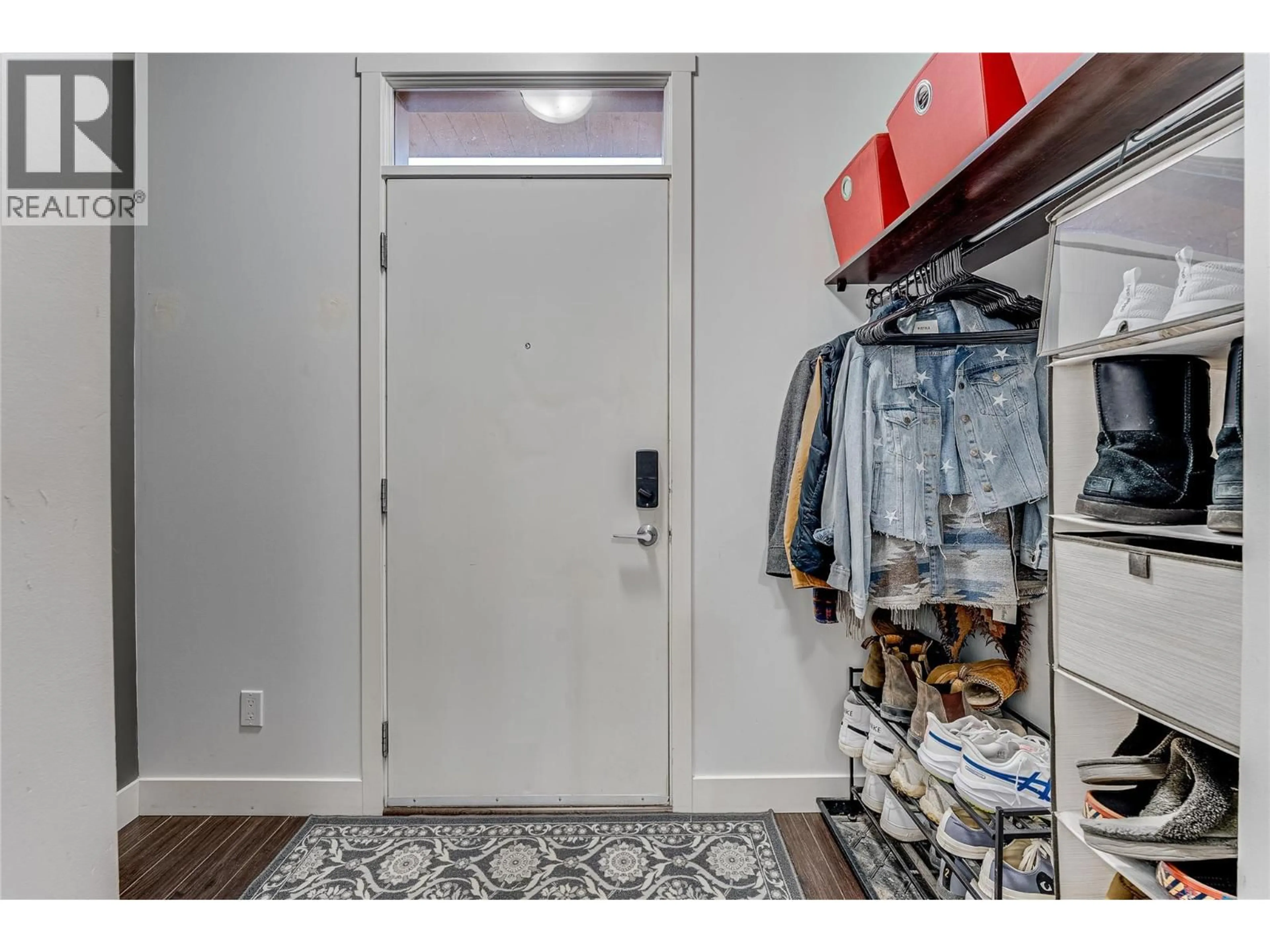 Indoor entryway for 3 - 1703 43 AVENUE, Vernon British Columbia V1T3K2