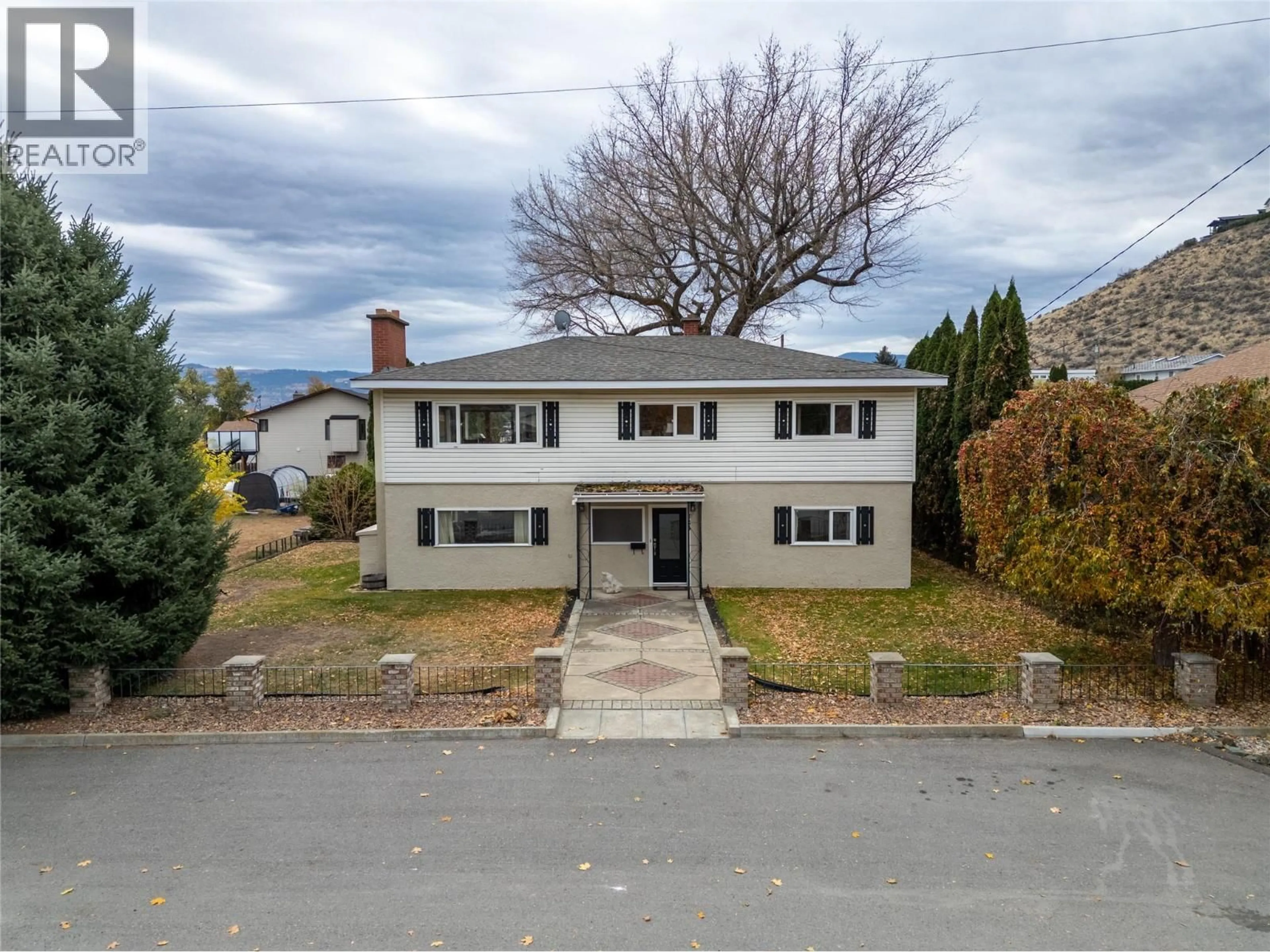 A pic from outside/outdoor area/front of a property/back of a property/a pic from drone, street for 725 YATES ROAD, Kamloops British Columbia V2B6E1