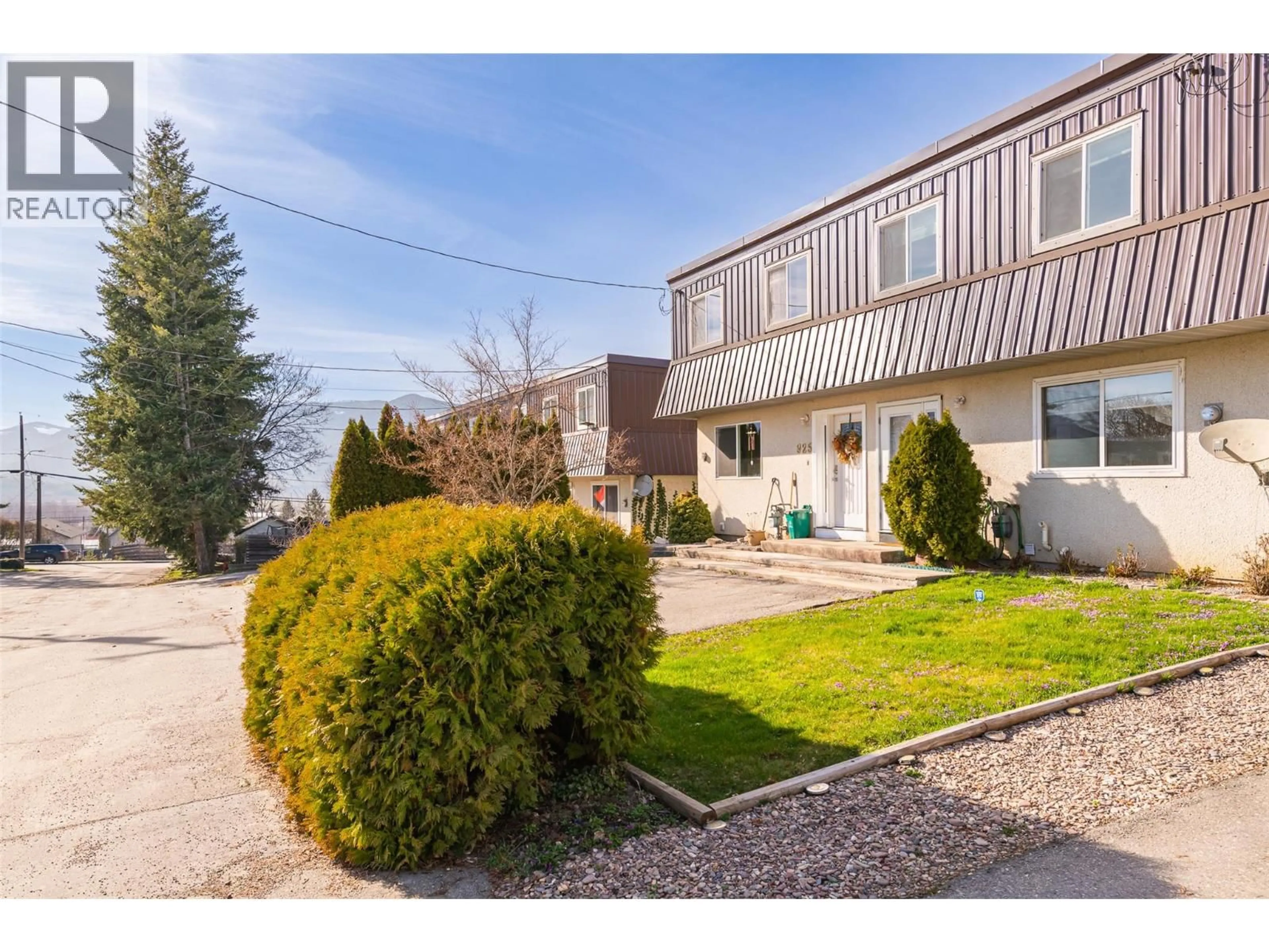 A pic from outside/outdoor area/front of a property/back of a property/a pic from drone, street for 924 DOGWOOD STREET, Creston British Columbia V0B1G3