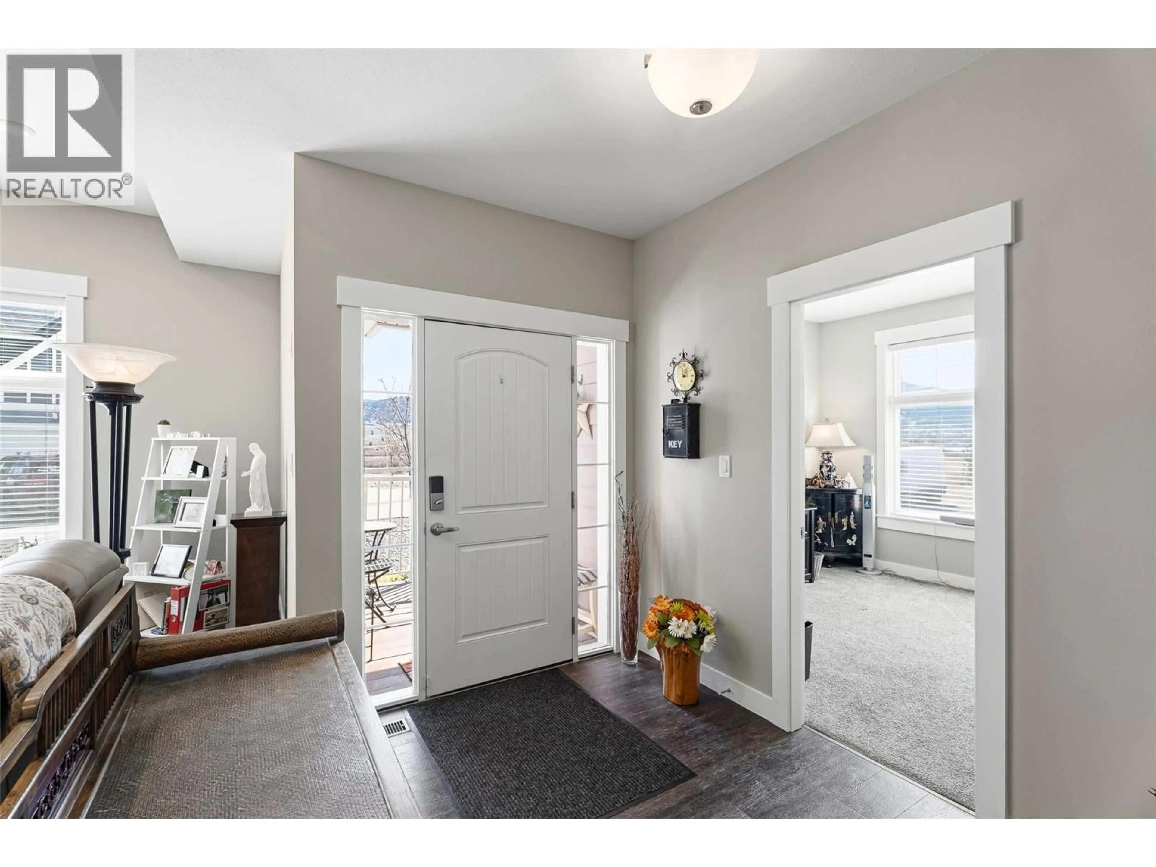 Indoor entryway for 106 - 2514 SPRING BANK AVENUE, Merritt British Columbia V1K0B1