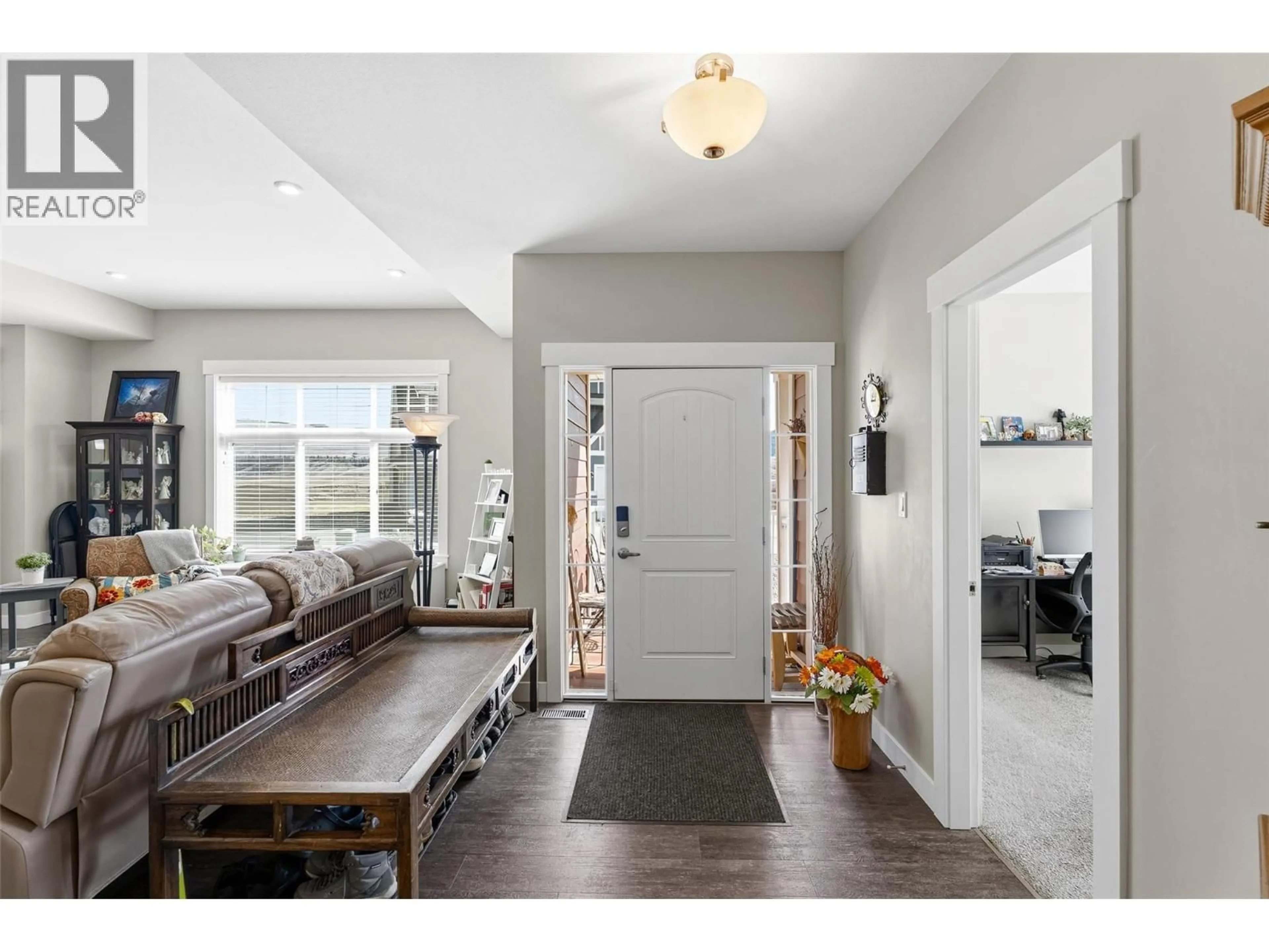 Indoor entryway for 106 - 2514 SPRING BANK AVENUE, Merritt British Columbia V1K0B1