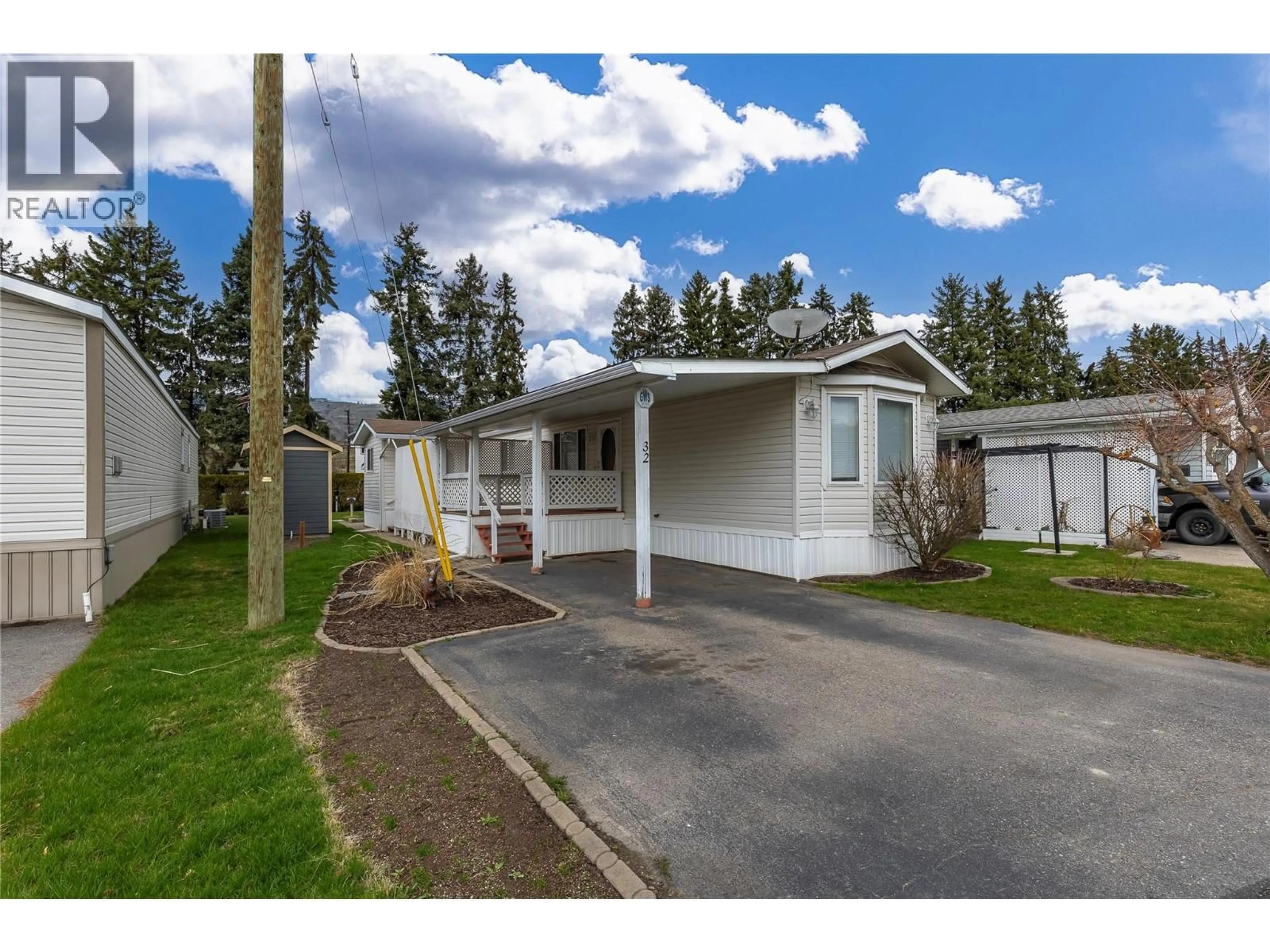 Home with vinyl exterior material, street for 32 - 5484 25 AVENUE, Vernon British Columbia V1T7A8