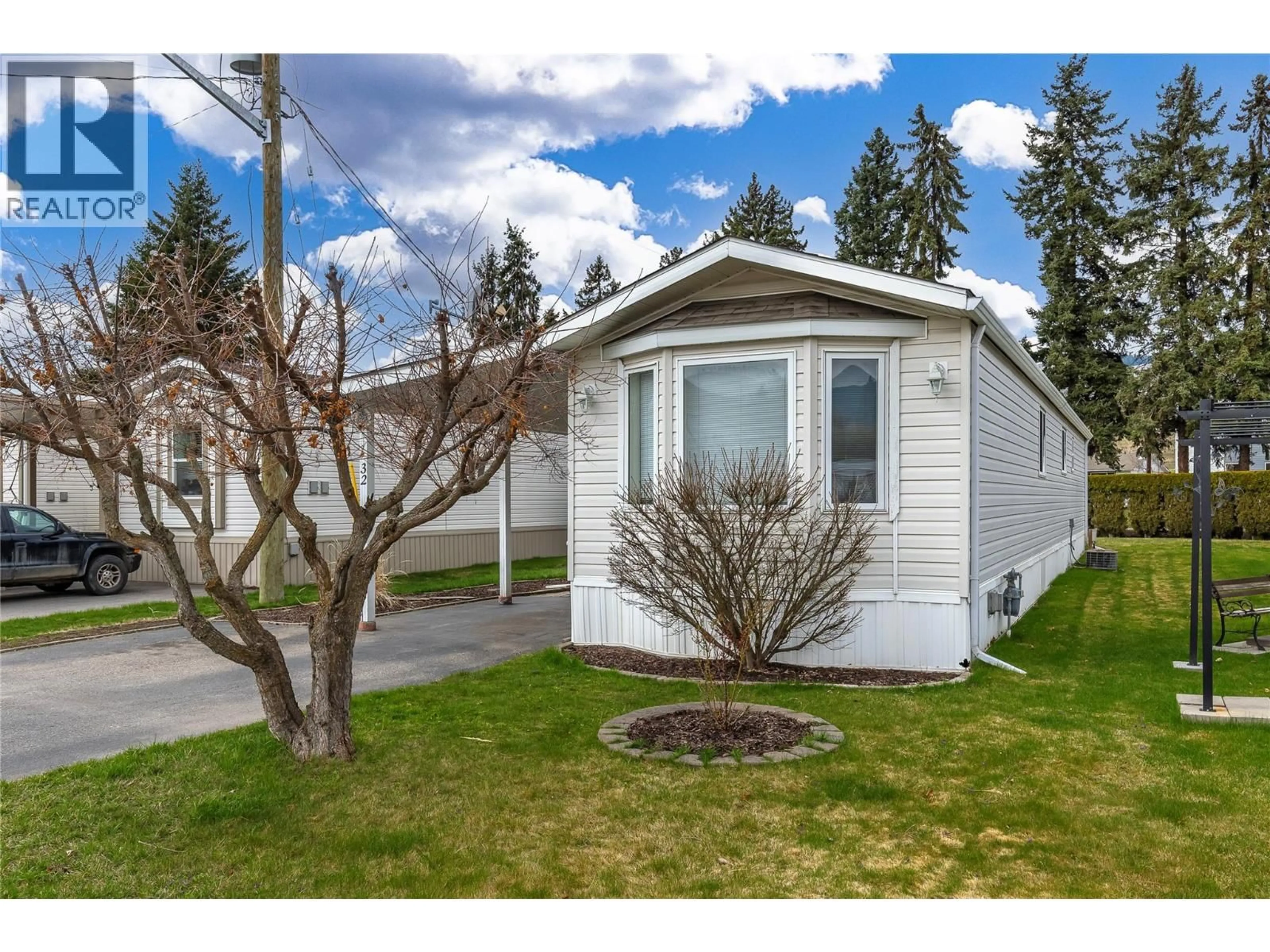 Home with vinyl exterior material, street for 32 - 5484 25 AVENUE, Vernon British Columbia V1T7A8